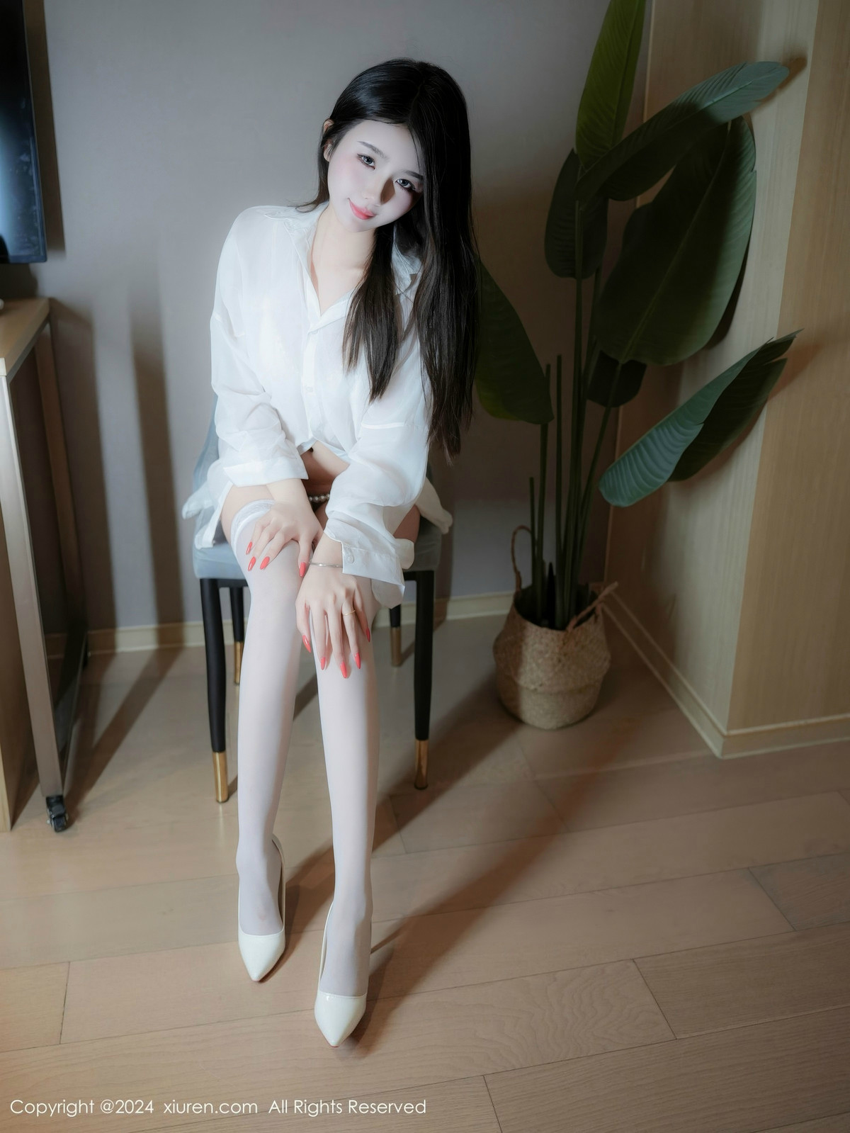 [XiuRen]高清写真图 2024.11.04 No.9389 Lucky- 丝袜美腿