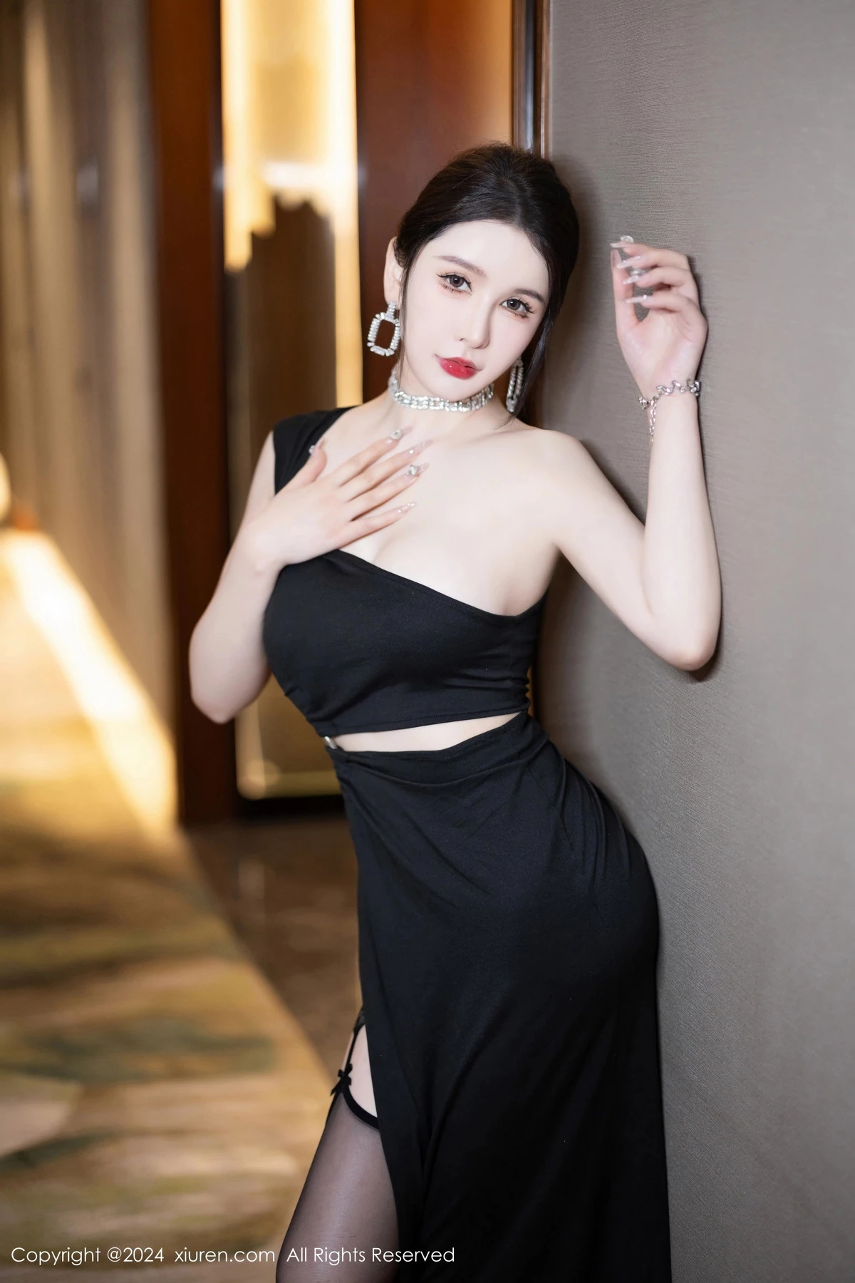 [XiuRen]高清写真图 2024.03.13 No.8222 李丽莎 美腿黑丝