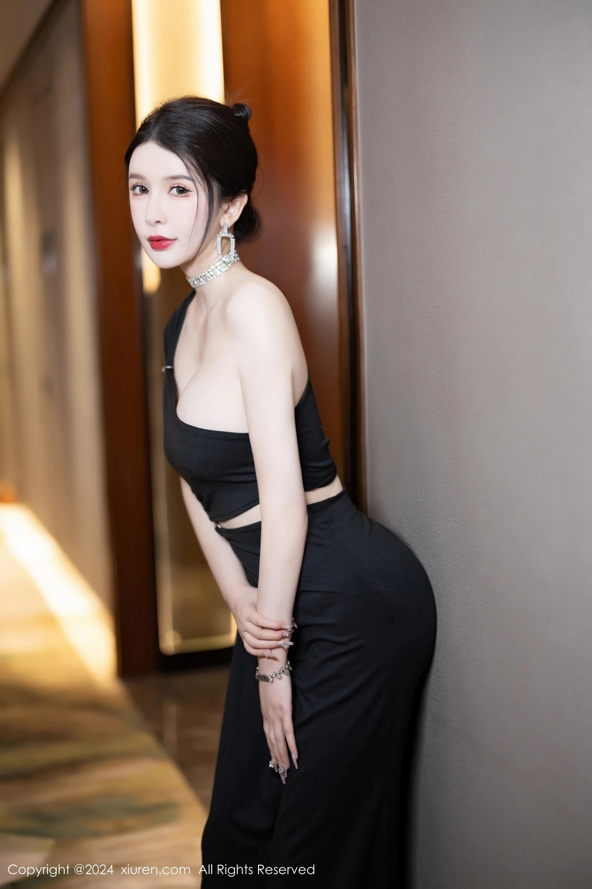 [XiuRen]高清写真图 2024.03.13 No.8222 李丽莎 美腿黑丝