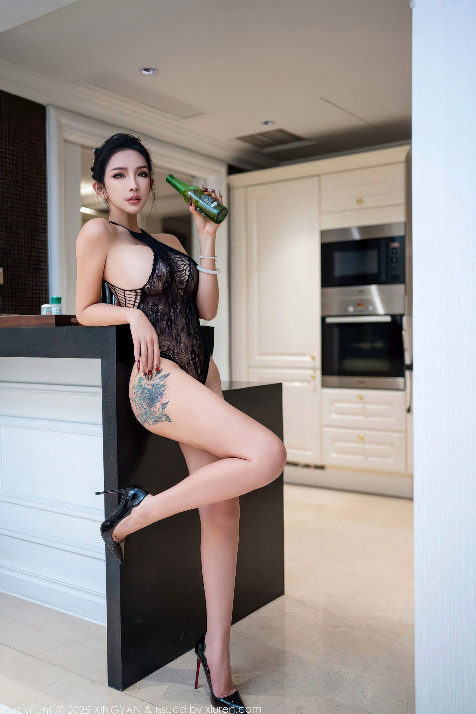 XINGYAN星颜社李丽莎：极致诱惑俏厨娘，身着火辣蕾丝情趣内衣与黑丝，大尺度私房写真呈现绝美身段