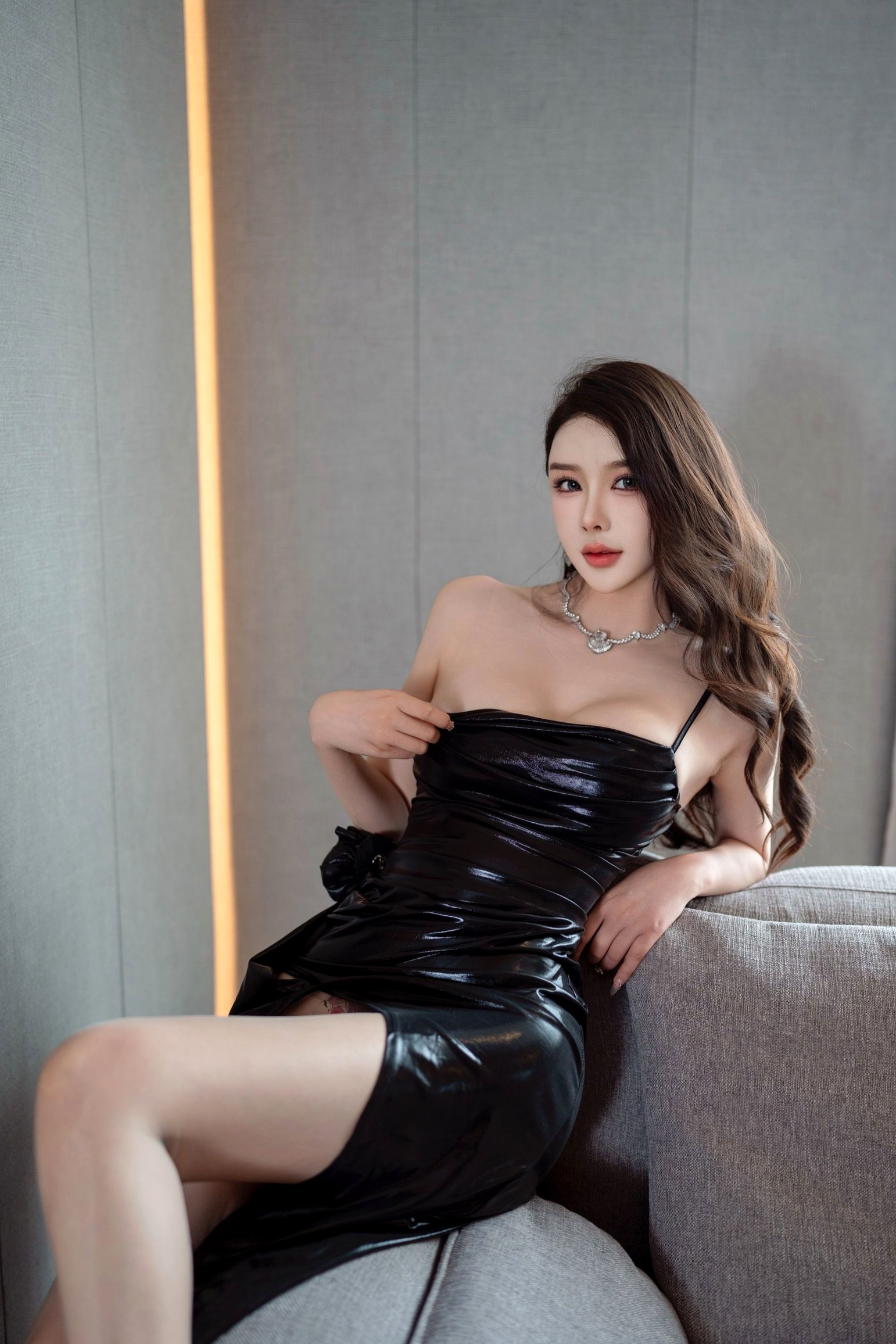 XR-Uncensored 李丽莎黑色亮面连衣裙极致诱惑私拍 - XingYan星颜社393高阶室内摄影 - 绝美长腿丝袜私密写真 - 无圣光大尺度佳作