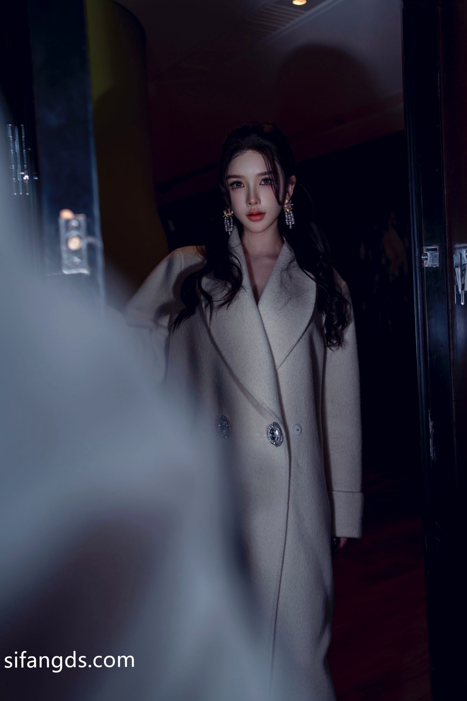李丽莎粉色花朵蕾丝内衣私拍写真，外搭大衣演绎冷艳性感诱惑，精致曲线尽显妩媚风采，星颜社高端无圣光大尺度套图