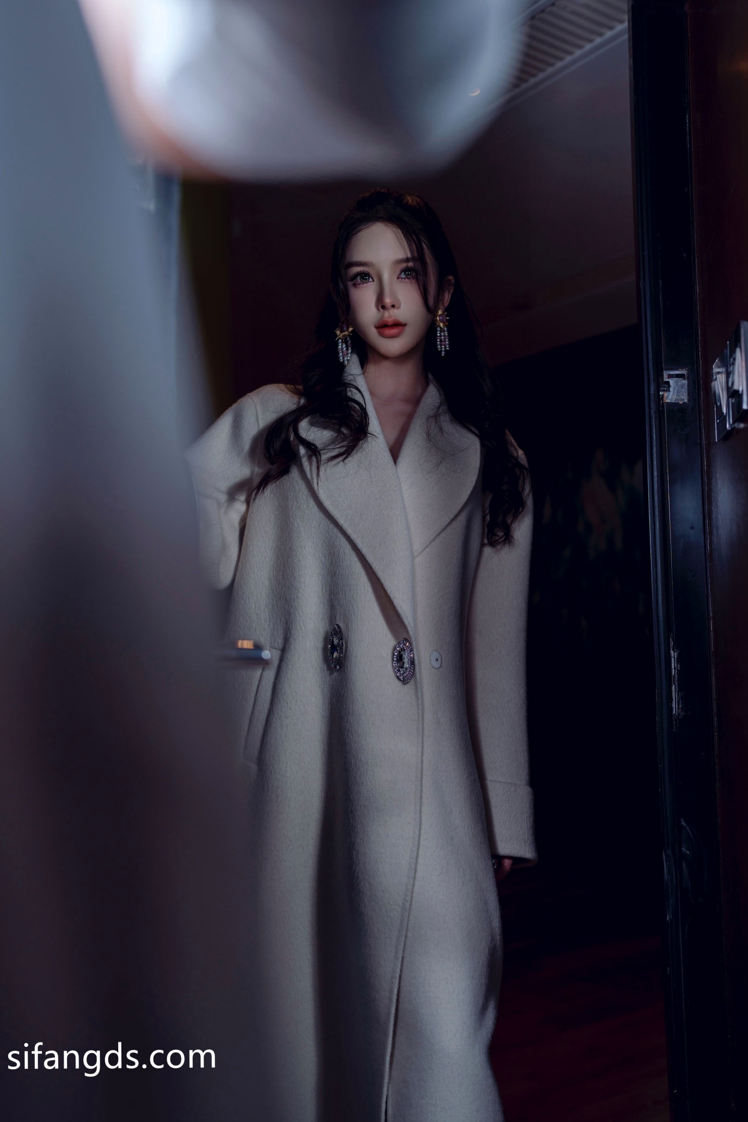 李丽莎粉色花朵蕾丝内衣私拍写真，外搭大衣演绎冷艳性感诱惑，精致曲线尽显妩媚风采，星颜社高端无圣光大尺度套图