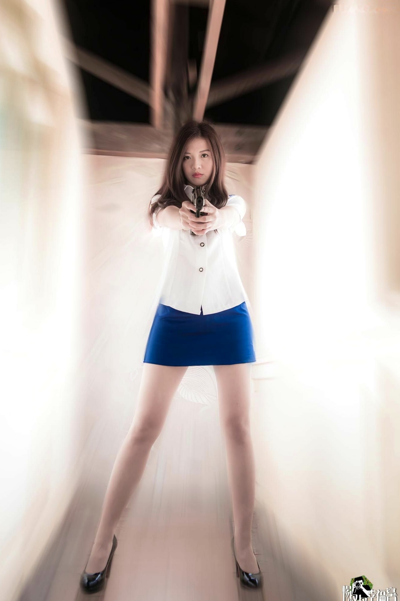 Gallery - 台湾正妹Anna与好友演绎双模女警实战系列，废墟涂鸦背景下的极致制服诱惑写真台湾制服角色扮演性感诱惑 徐子琦女神私房照_秀色女神 - image 24