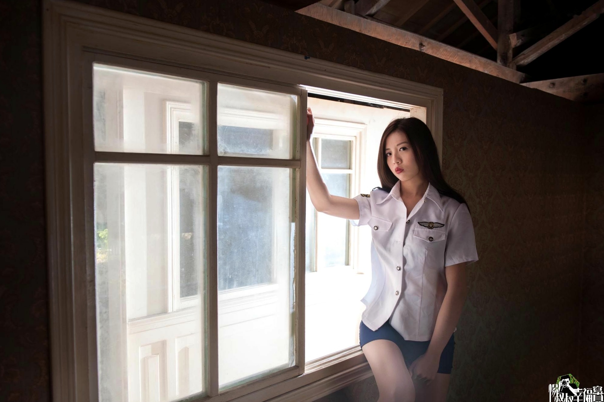 Gallery - 台湾正妹Anna与好友演绎双模女警实战系列，废墟涂鸦背景下的极致制服诱惑写真台湾制服角色扮演性感诱惑 徐子琦女神私房照_秀色女神 - image 29