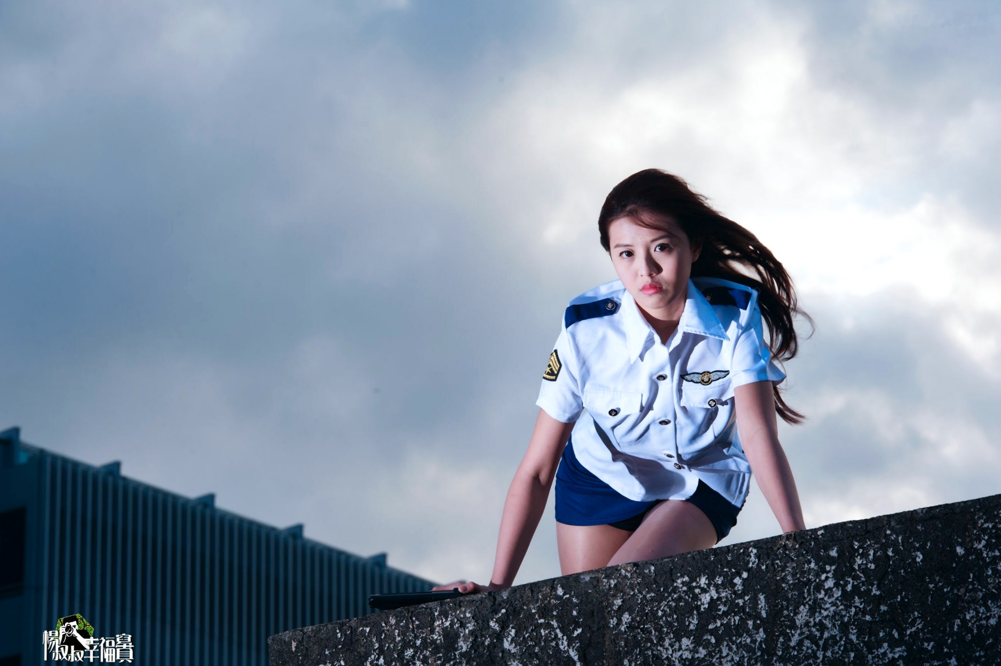 Gallery - 台湾正妹Anna与好友演绎双模女警实战系列，废墟涂鸦背景下的极致制服诱惑写真台湾制服角色扮演性感诱惑 徐子琦女神私房照_秀色女神 - image 46