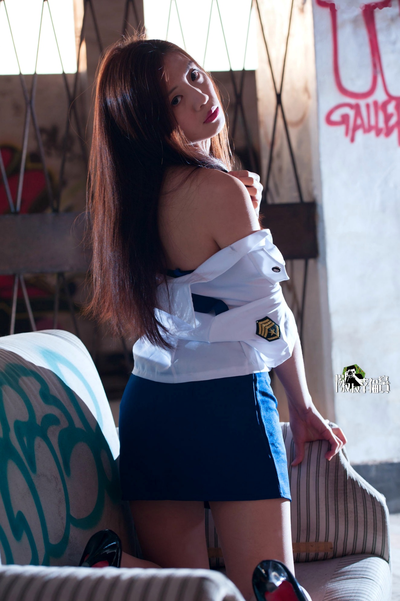 Gallery - 台湾正妹Anna与好友演绎双模女警实战系列，废墟涂鸦背景下的极致制服诱惑写真台湾制服角色扮演性感诱惑 徐子琦女神私房照_秀色女神 - image 52