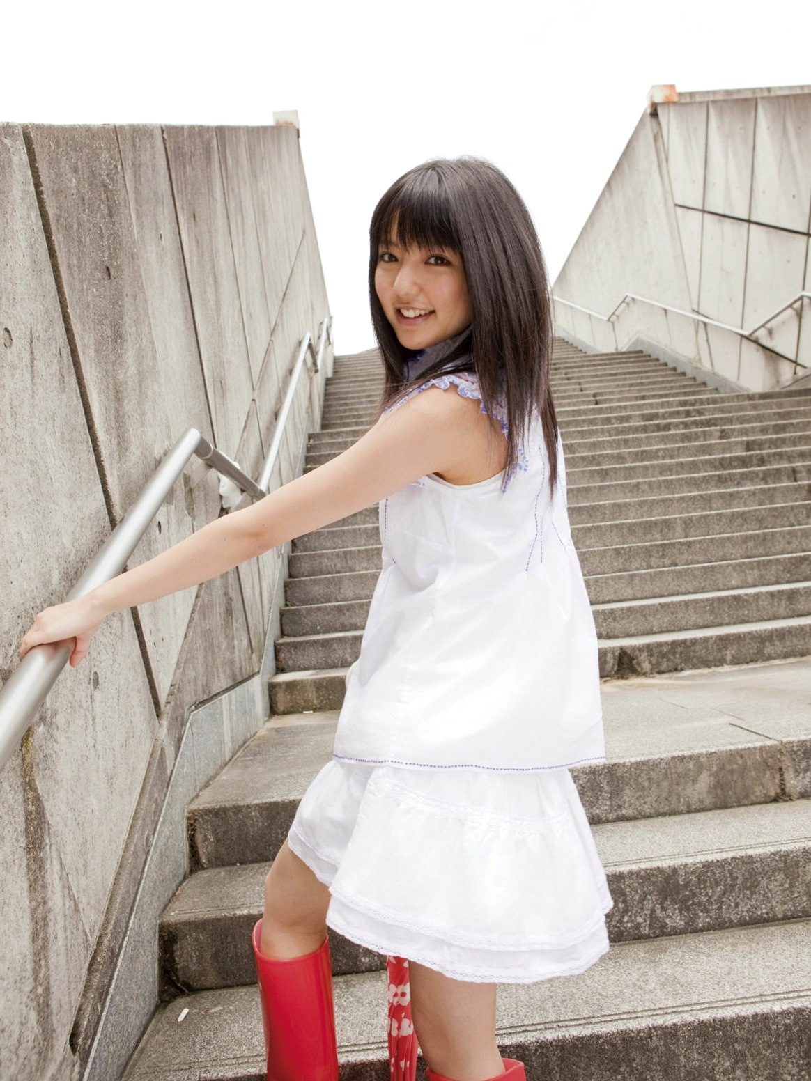 Gallery - Sabra杂志真野恵里菜《Autumn Breeze》个人高清写真集，清纯校服与清新简约少女风格，治愈系甜美笑容图集日本清纯治愈系萝莉气质 真野惠里菜女神私房照_秀色女神 - image 16