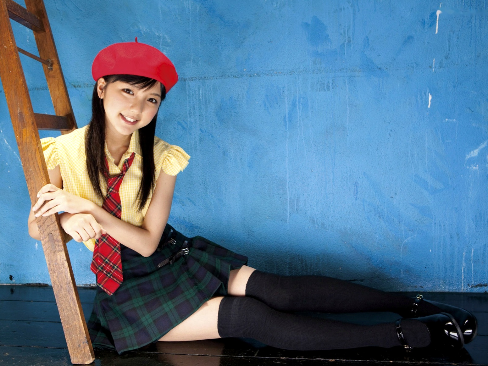 Gallery - Sabra杂志真野恵里菜《Autumn Breeze》个人高清写真集，清纯校服与清新简约少女风格，治愈系甜美笑容图集日本清纯治愈系萝莉气质 真野惠里菜女神私房照_秀色女神 - image 24