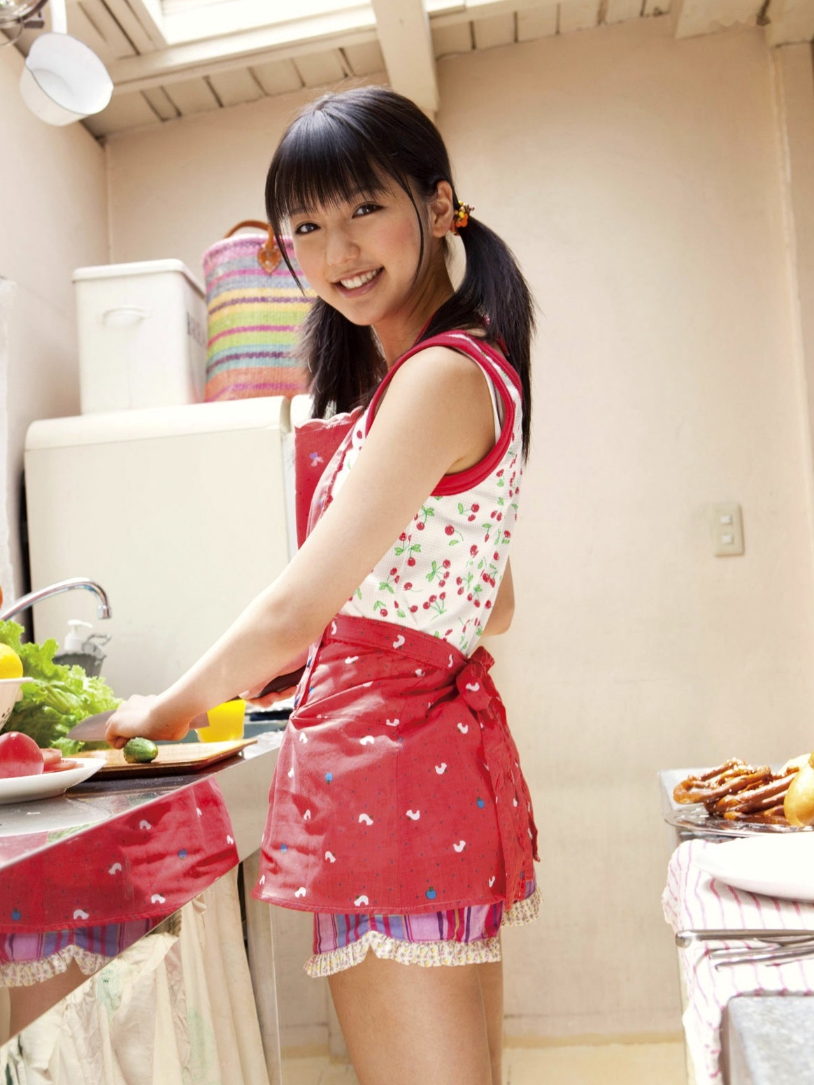 Gallery - Sabra杂志真野恵里菜《Autumn Breeze》个人高清写真集，清纯校服与清新简约少女风格，治愈系甜美笑容图集日本清纯治愈系萝莉气质 真野惠里菜女神私房照_秀色女神 - image 34