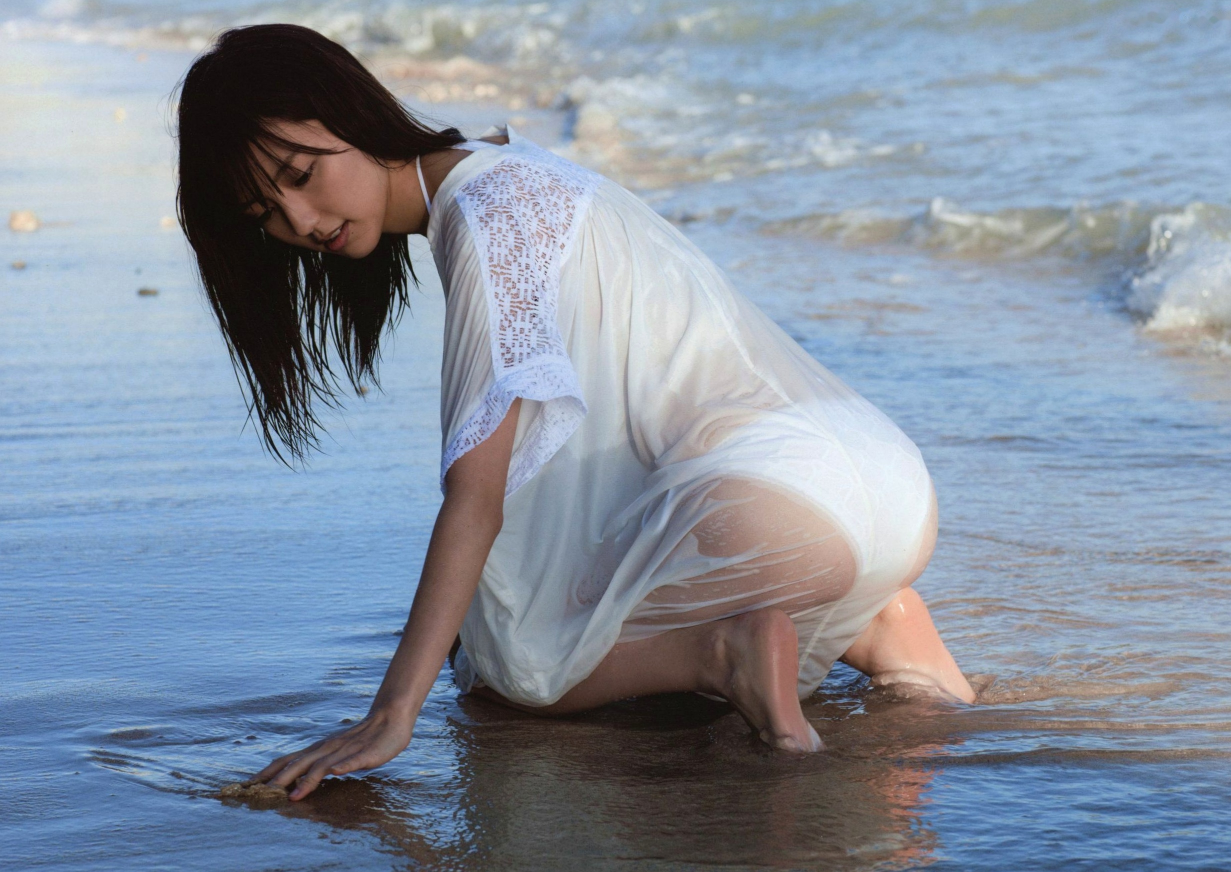 Gallery - 真野恵里菜《Escalation》写真集：火辣泳池比基尼，演绎夏日清纯与性感诱惑，尽显曼妙身姿与治愈女神魅力性感诱惑比基尼日本女神 真野惠里菜女神私房照_秀色女神 - image 3