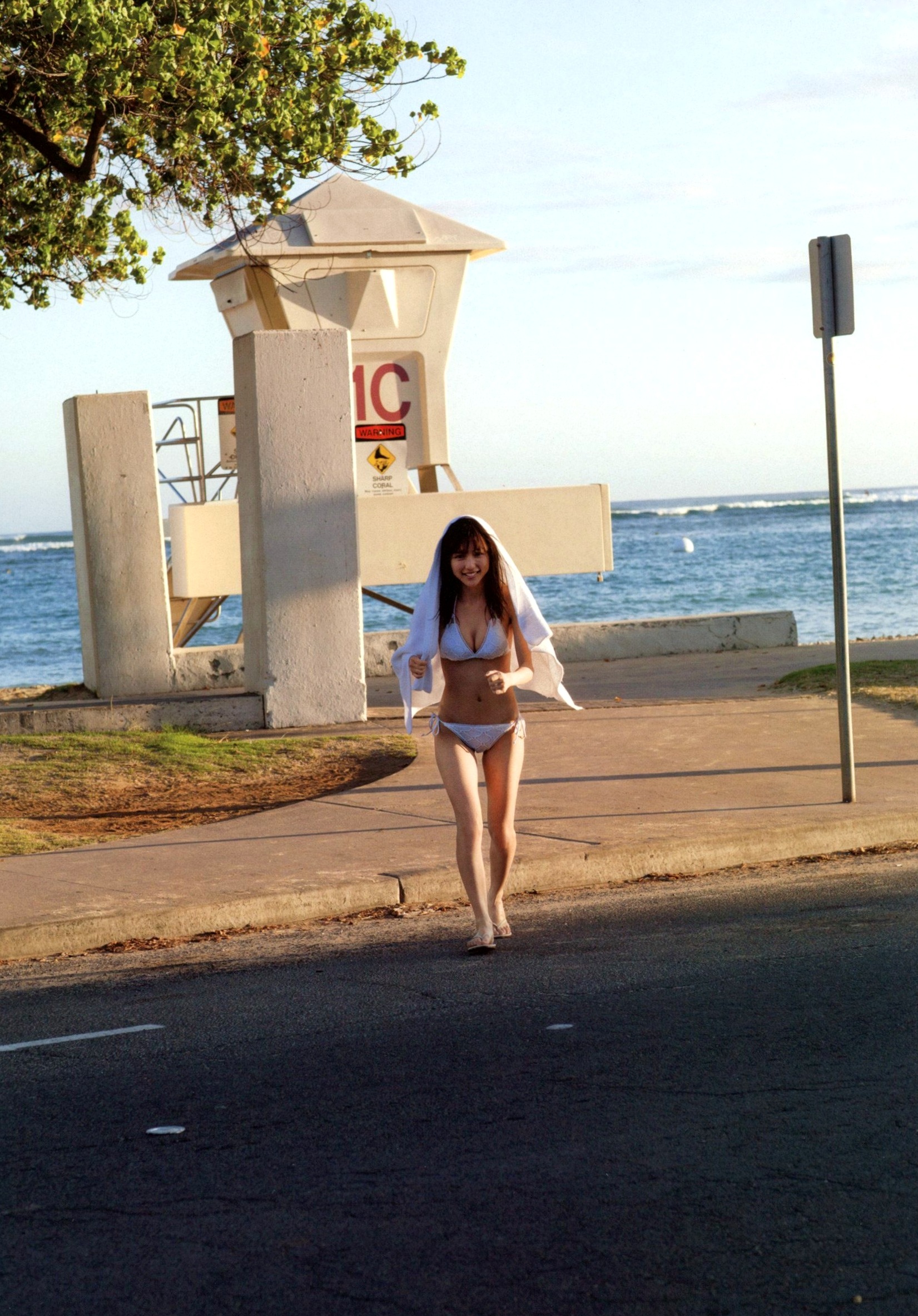 Gallery - 真野恵里菜《Escalation》写真集：火辣泳池比基尼，演绎夏日清纯与性感诱惑，尽显曼妙身姿与治愈女神魅力性感诱惑比基尼日本女神 真野惠里菜女神私房照_秀色女神 - image 7