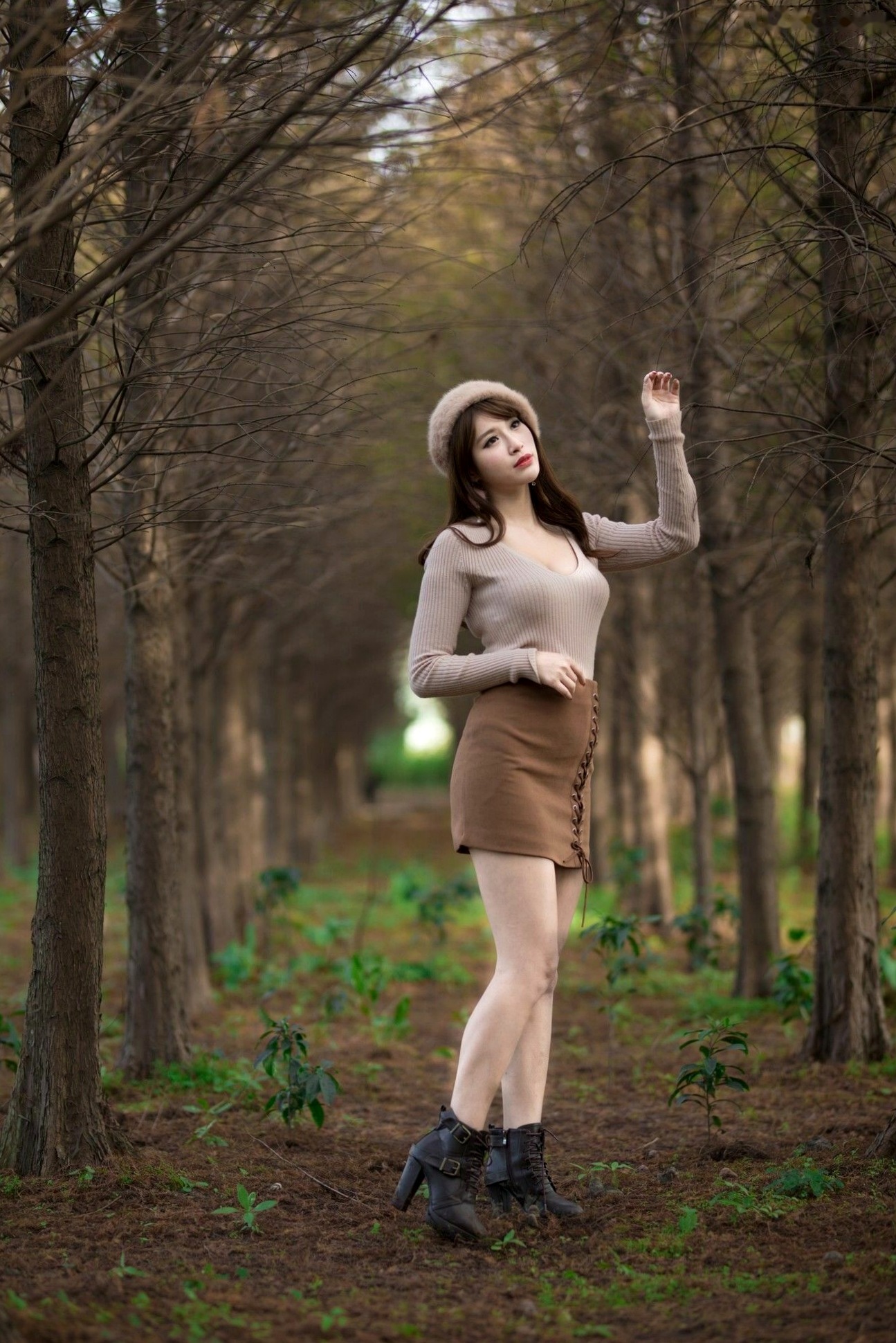 Gallery - 台湾模特 - model邬育錡：芦竹落羽松秋日清新写真，优雅风衣造型尽显知性魅力与修长美腿台湾气质户外美腿极品 米米女神私房照_秀色女神 - image 2