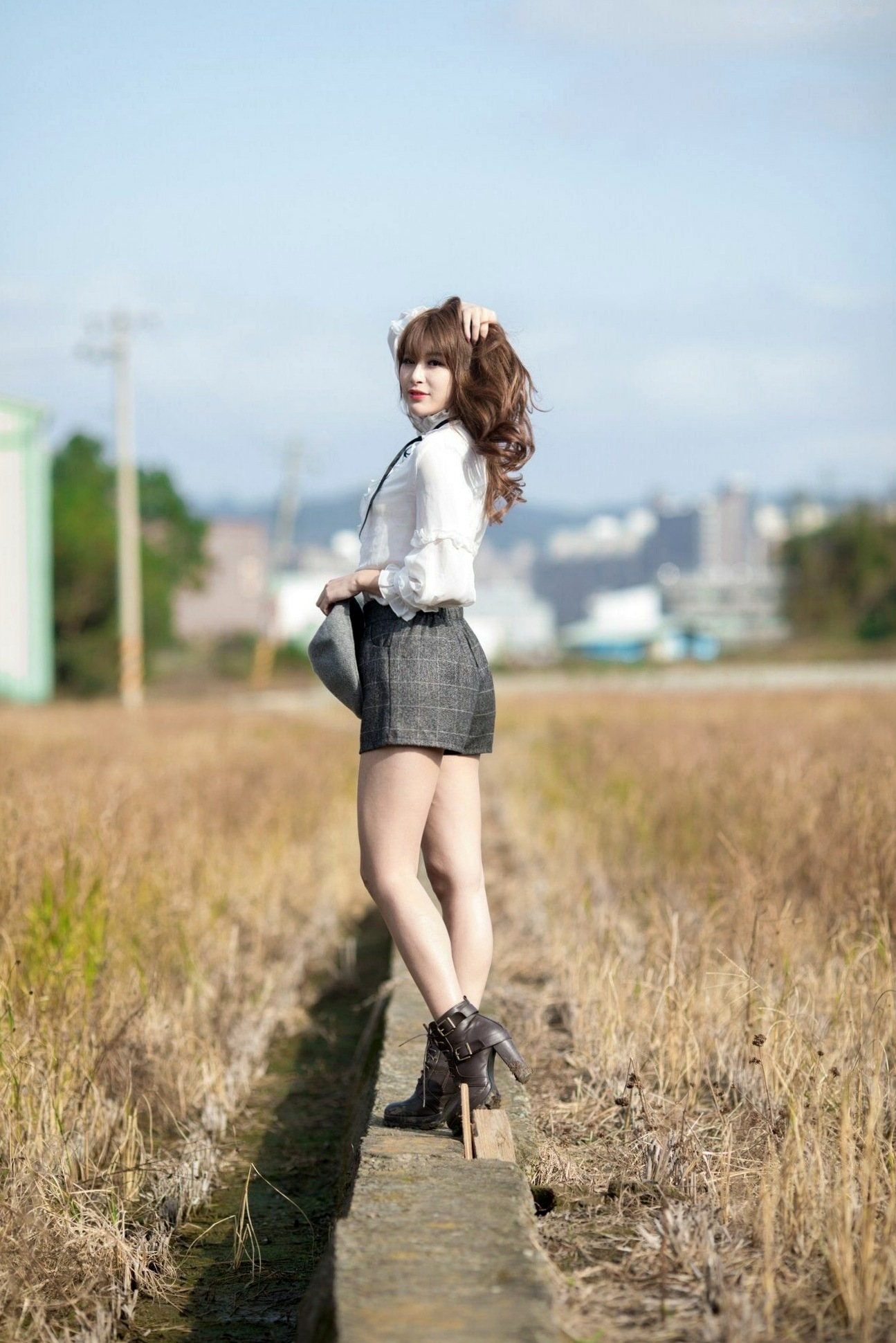 Gallery - 台湾模特 - model邬育錡：芦竹落羽松秋日清新写真，优雅风衣造型尽显知性魅力与修长美腿台湾气质户外美腿极品 米米女神私房照_秀色女神 - image 8