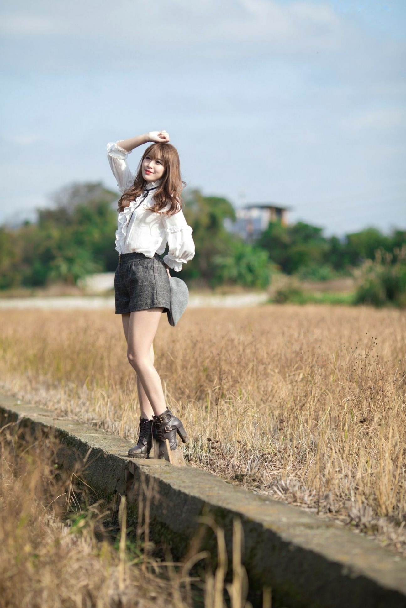 Gallery - 台湾模特 - model邬育錡：芦竹落羽松秋日清新写真，优雅风衣造型尽显知性魅力与修长美腿台湾气质户外美腿极品 米米女神私房照_秀色女神 - image 9