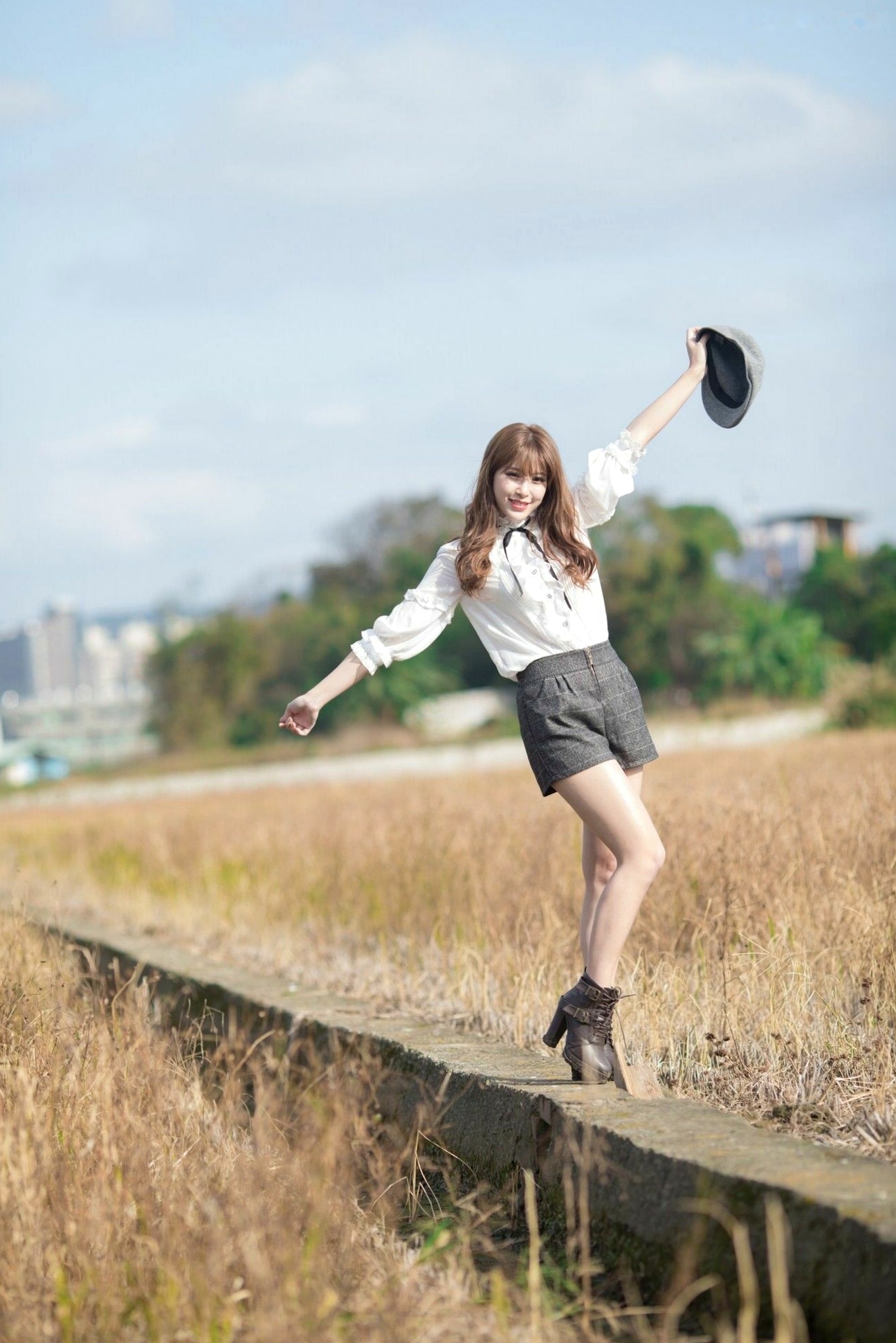 Gallery - 台湾模特 - model邬育錡：芦竹落羽松秋日清新写真，优雅风衣造型尽显知性魅力与修长美腿台湾气质户外美腿极品 米米女神私房照_秀色女神 - image 10