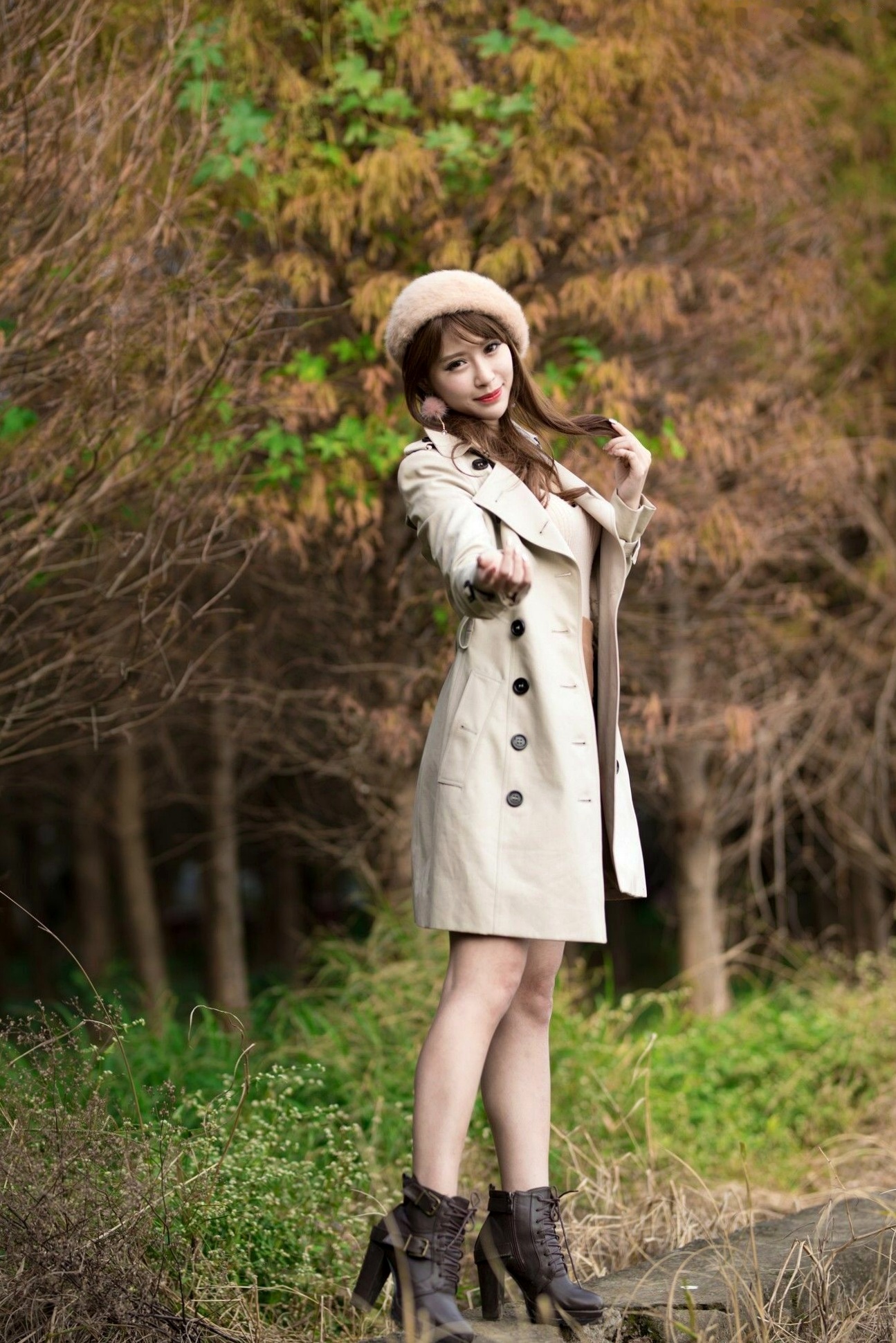 Gallery - 台湾模特 - model邬育錡：芦竹落羽松秋日清新写真，优雅风衣造型尽显知性魅力与修长美腿台湾气质户外美腿极品 米米女神私房照_秀色女神 - image 33