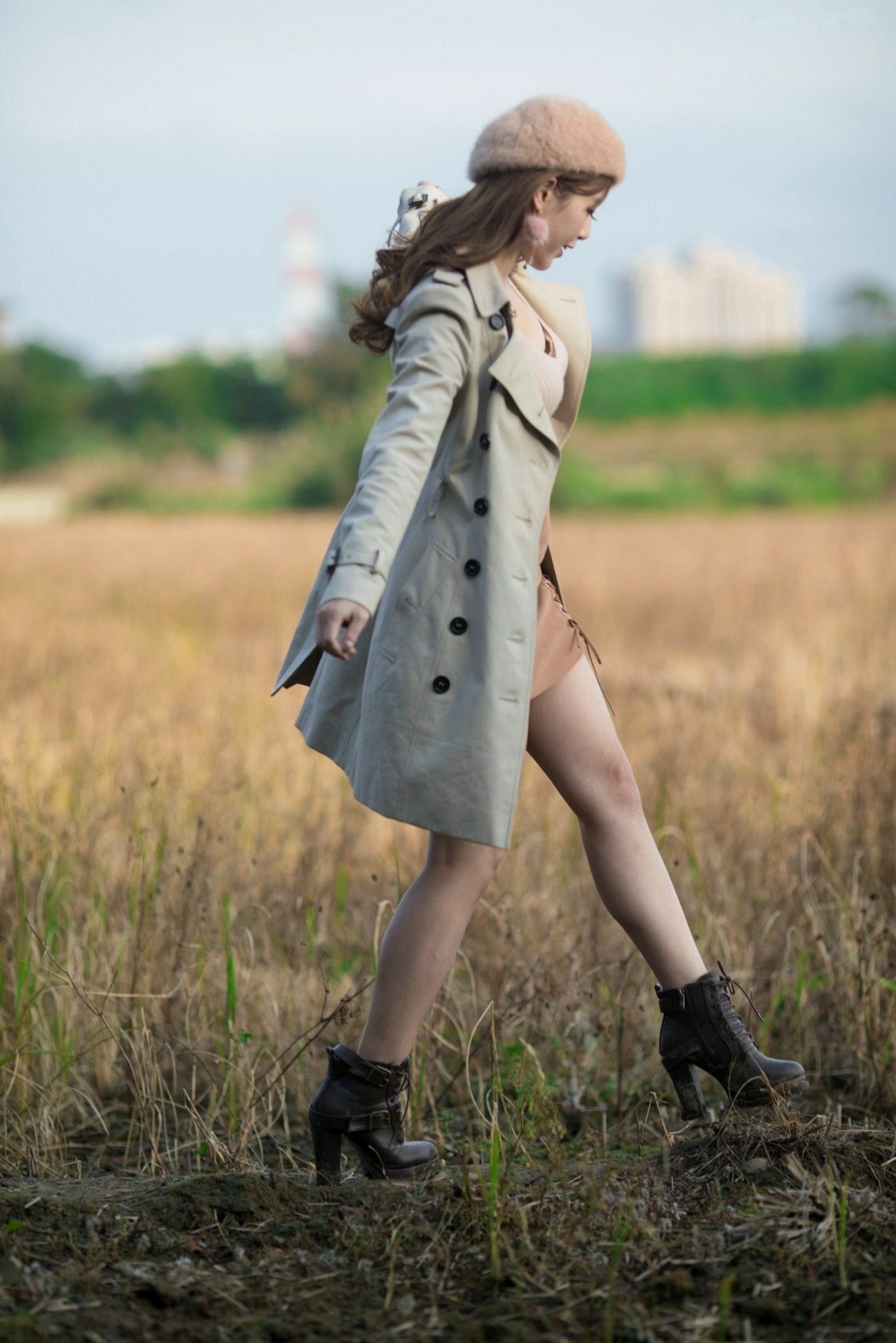 Gallery - 台湾模特 - model邬育錡：芦竹落羽松秋日清新写真，优雅风衣造型尽显知性魅力与修长美腿台湾气质户外美腿极品 米米女神私房照_秀色女神 - image 39