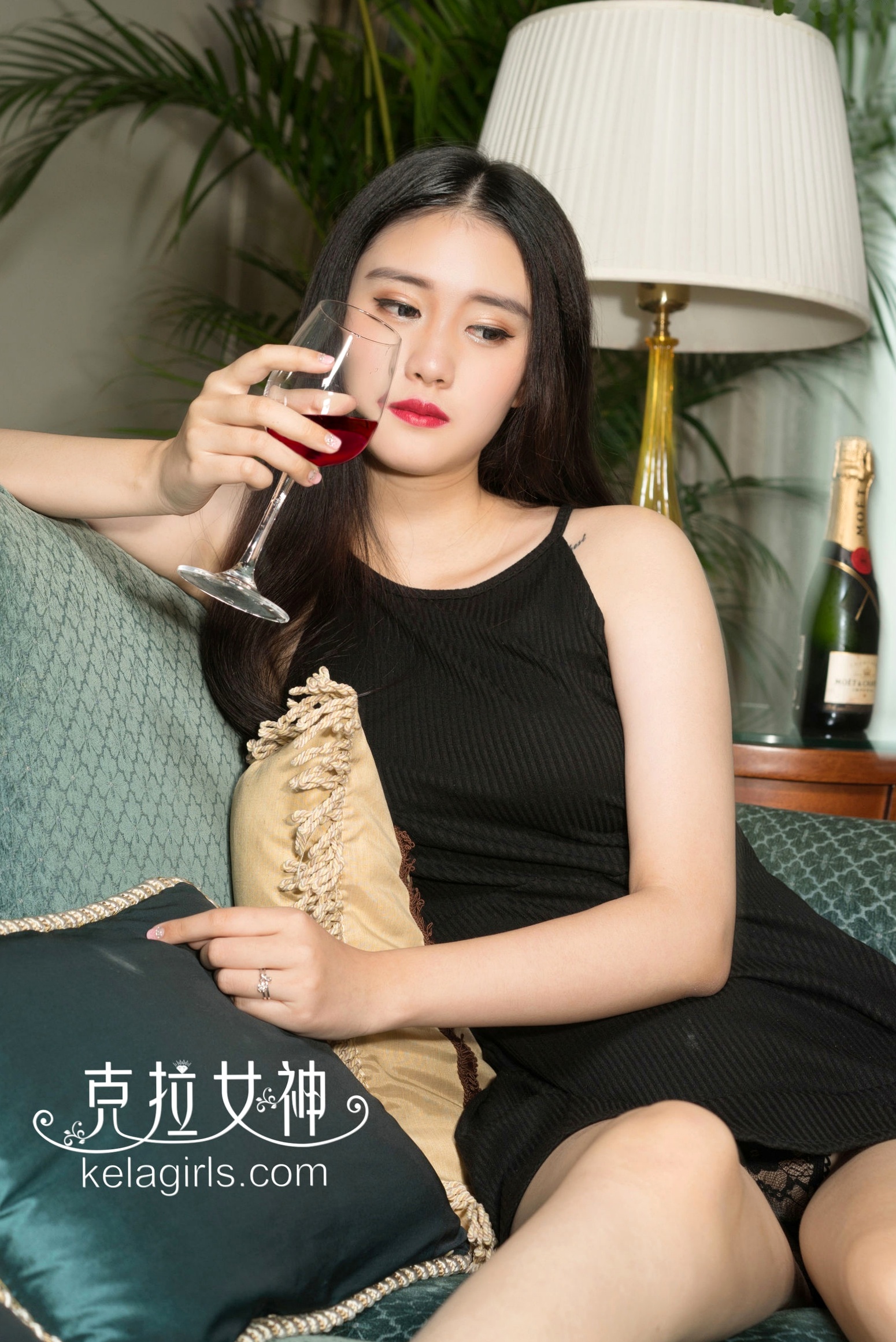 Gallery - KelaGirls克拉女神苏可可《一网情深》高清私房写真，黑色修身短裙搭配渔网袜，慵懒沙发居家风，妩媚红唇尽显极致诱惑，无圣光大尺度克拉女神私房照黑丝诱惑大尺度 苏可er女神私房照_秀色女神 - image 4