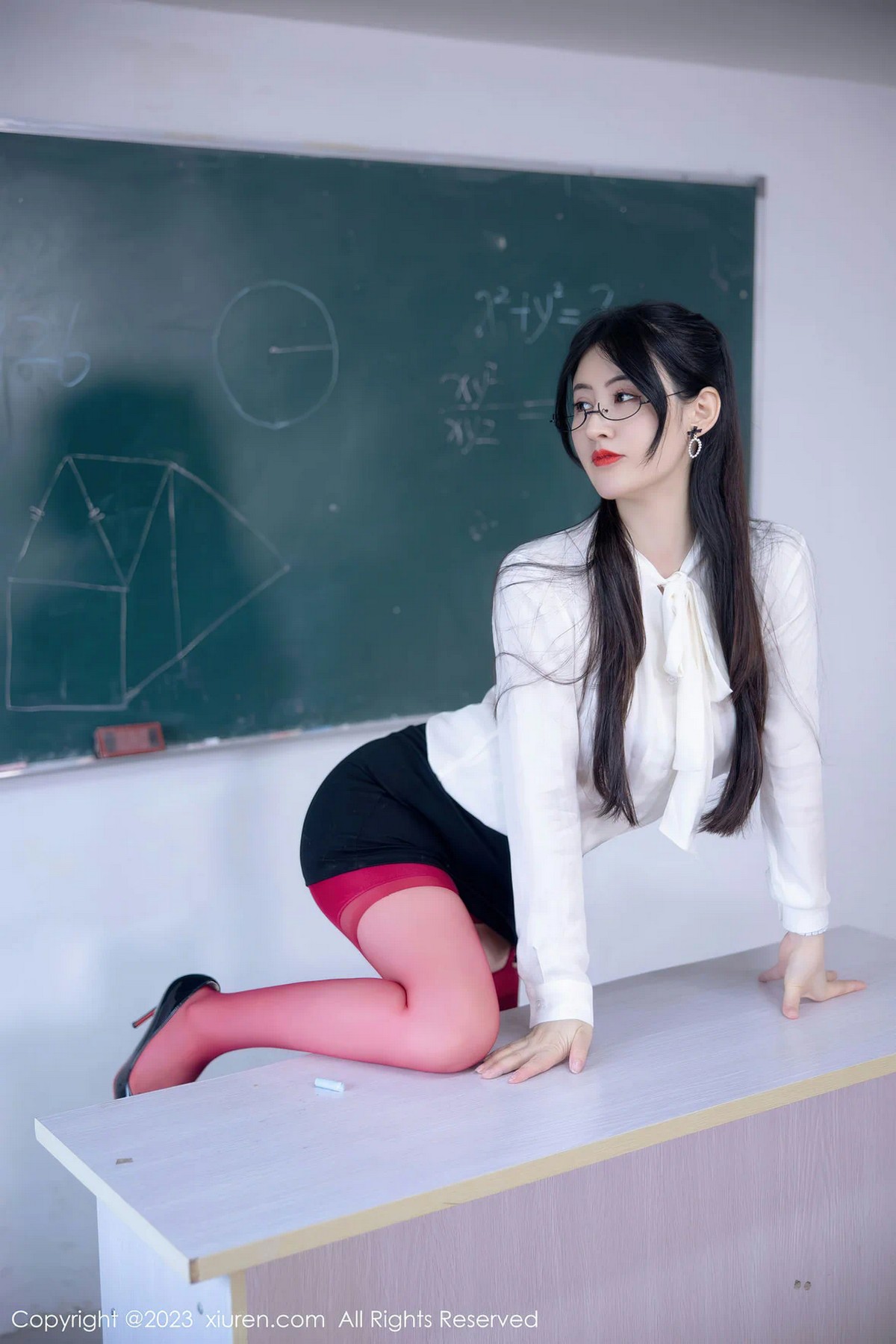 [XiuRen]高清写真图 2023.06.27 No.6980 诗诗kiki 教师美腿
