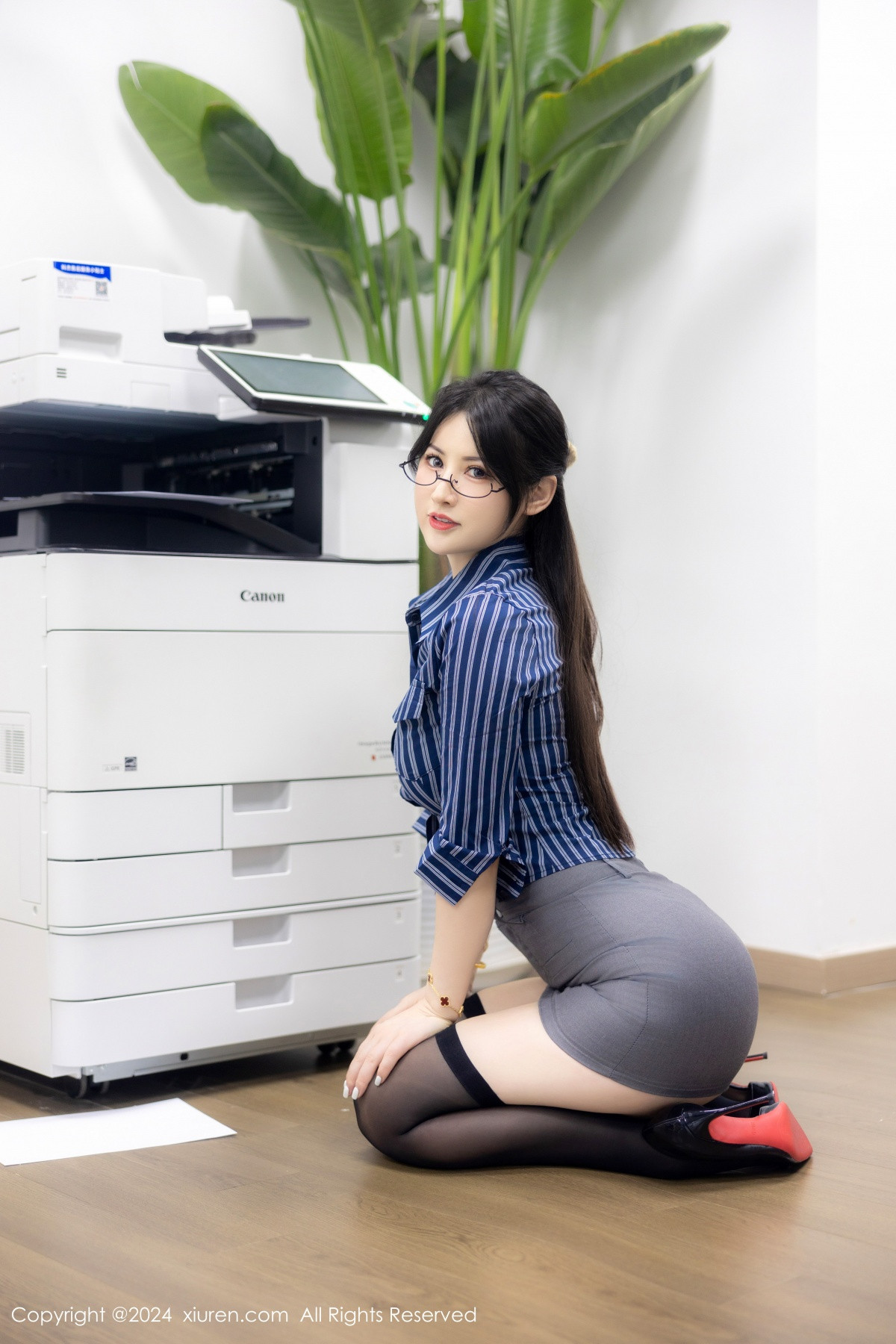 [XiuRen]高清写真图 2024.08.05 No.8971 诗诗kiki 黑丝美腿