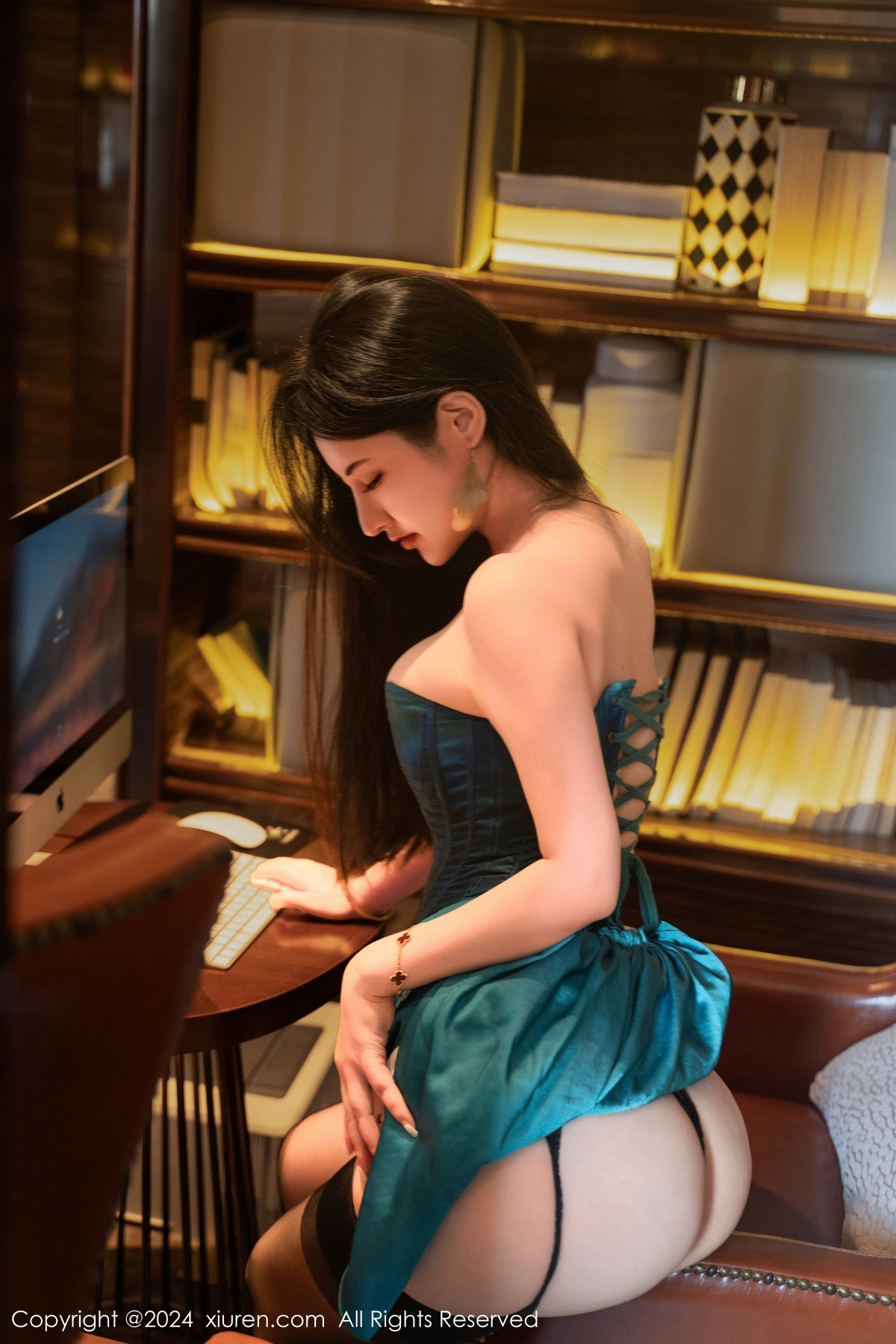 [XiuRen]高清写真图 2024.08.20 No.9039 诗诗kiki 长裙美腿