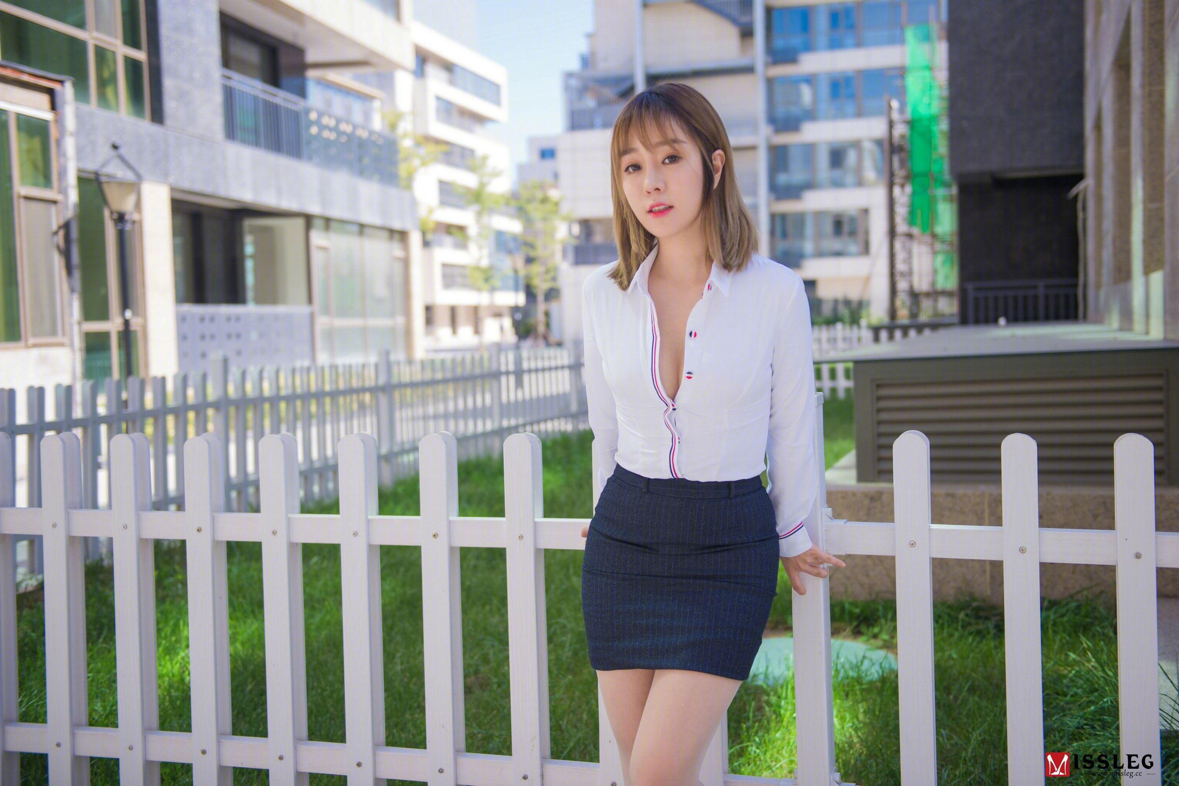 王语纯- [MISSLEG蜜丝]高清写真图 No.V003 撕裂的OL