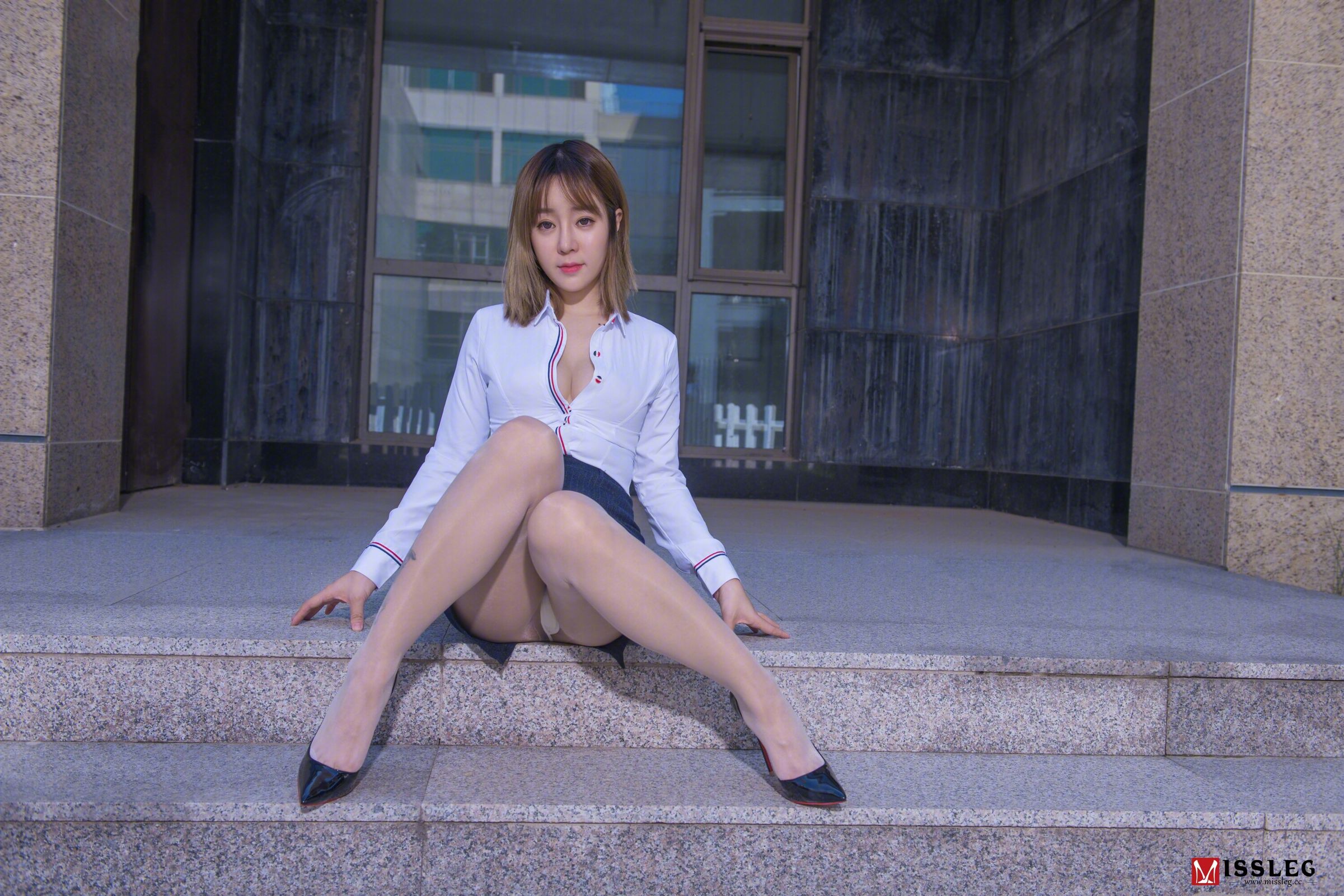 王语纯- [MISSLEG蜜丝]高清写真图 No.V003 撕裂的OL