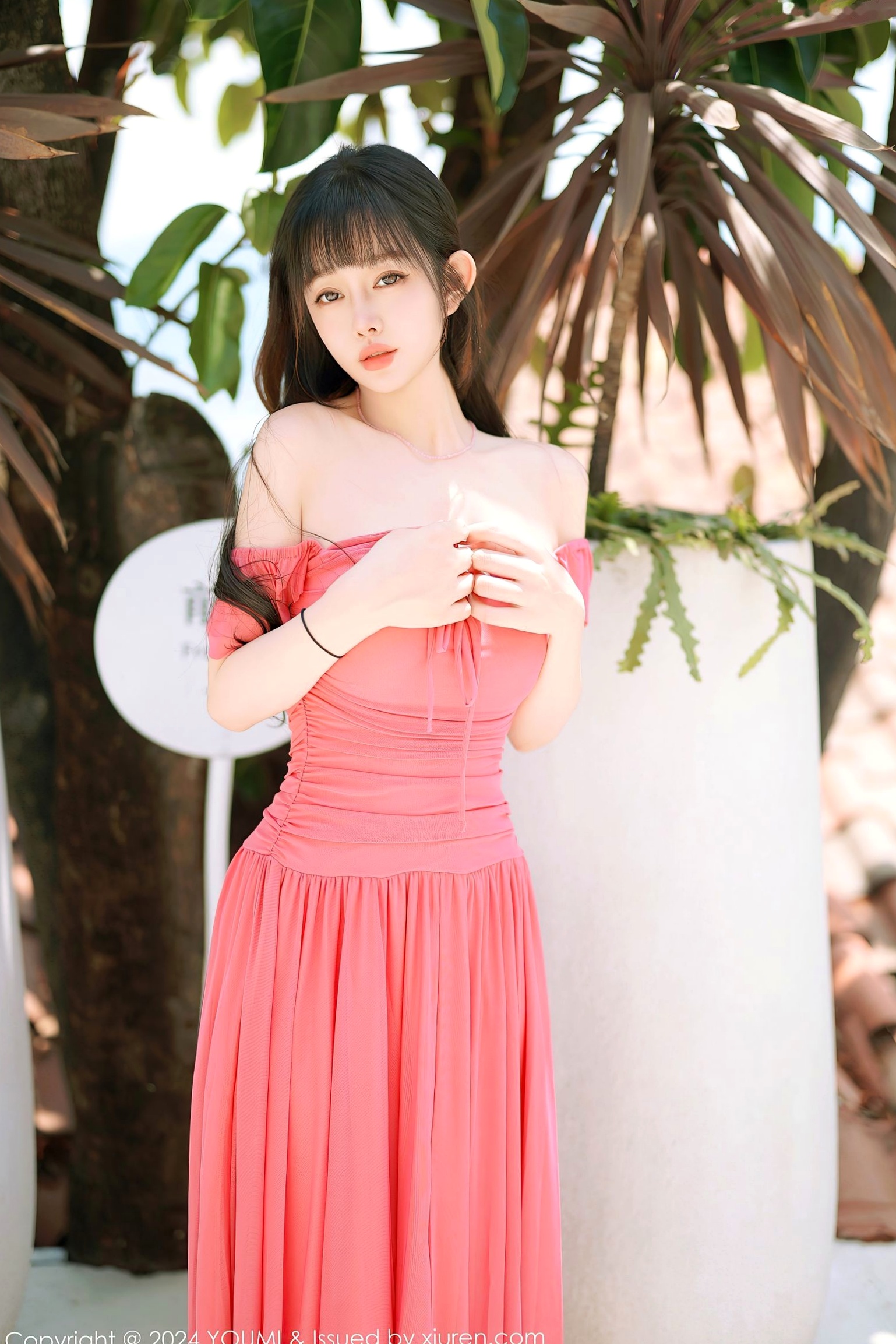 Gallery - YouMi尤蜜荟 - Chiness Model -1077-王雨纯：红色露肩长裙演绎极致私房，唯美光影尽显曼妙身姿-2024.06.21尤蜜荟 - Chiness Model 性感诱惑私房照大尺度 王雨纯女神私房照_秀色女神 - image 2