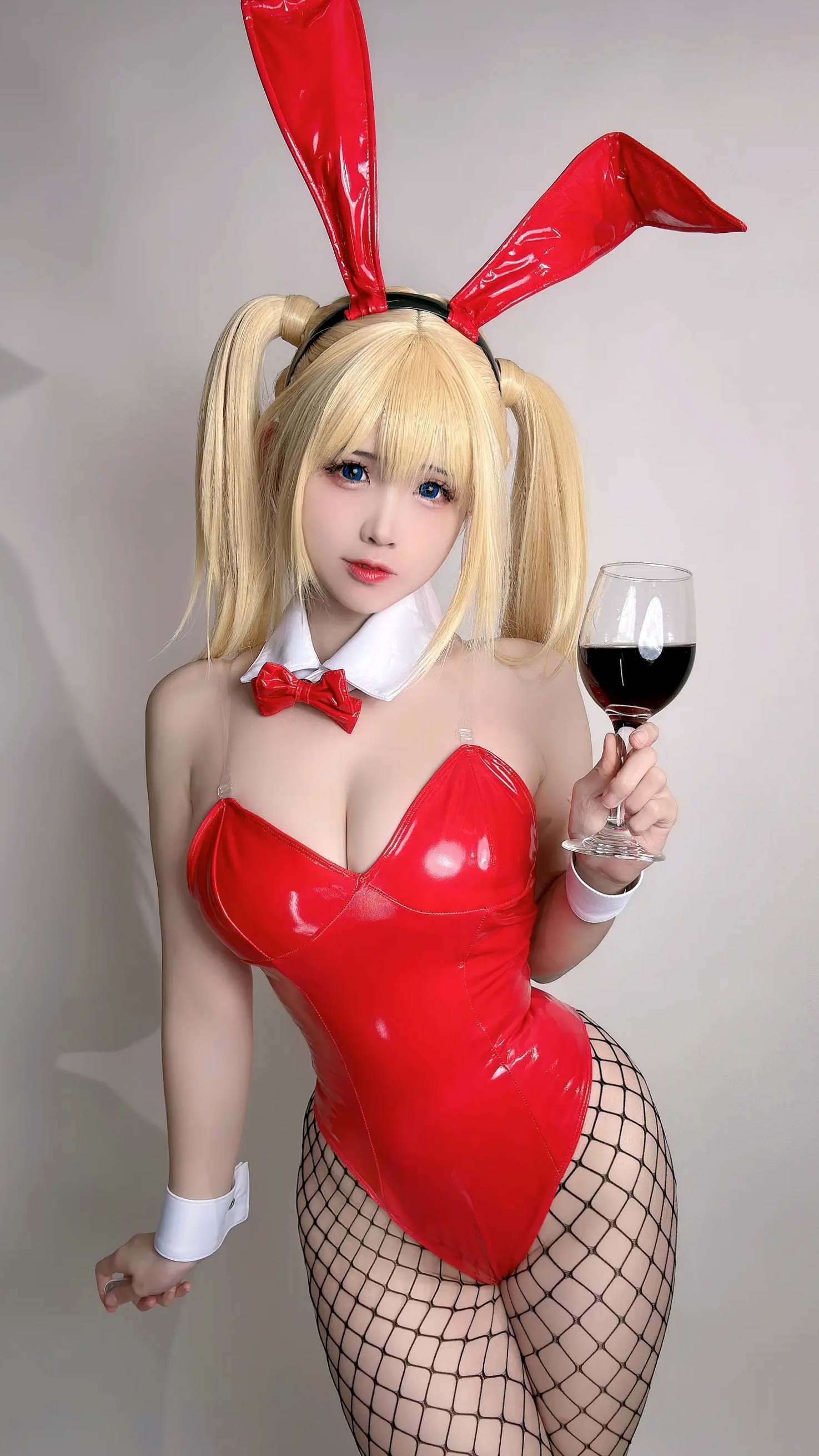 miko酱ww 2023年3月合集：百变女仆COS、清纯萌系私房与节日诱惑，极致身材尽显女神风采