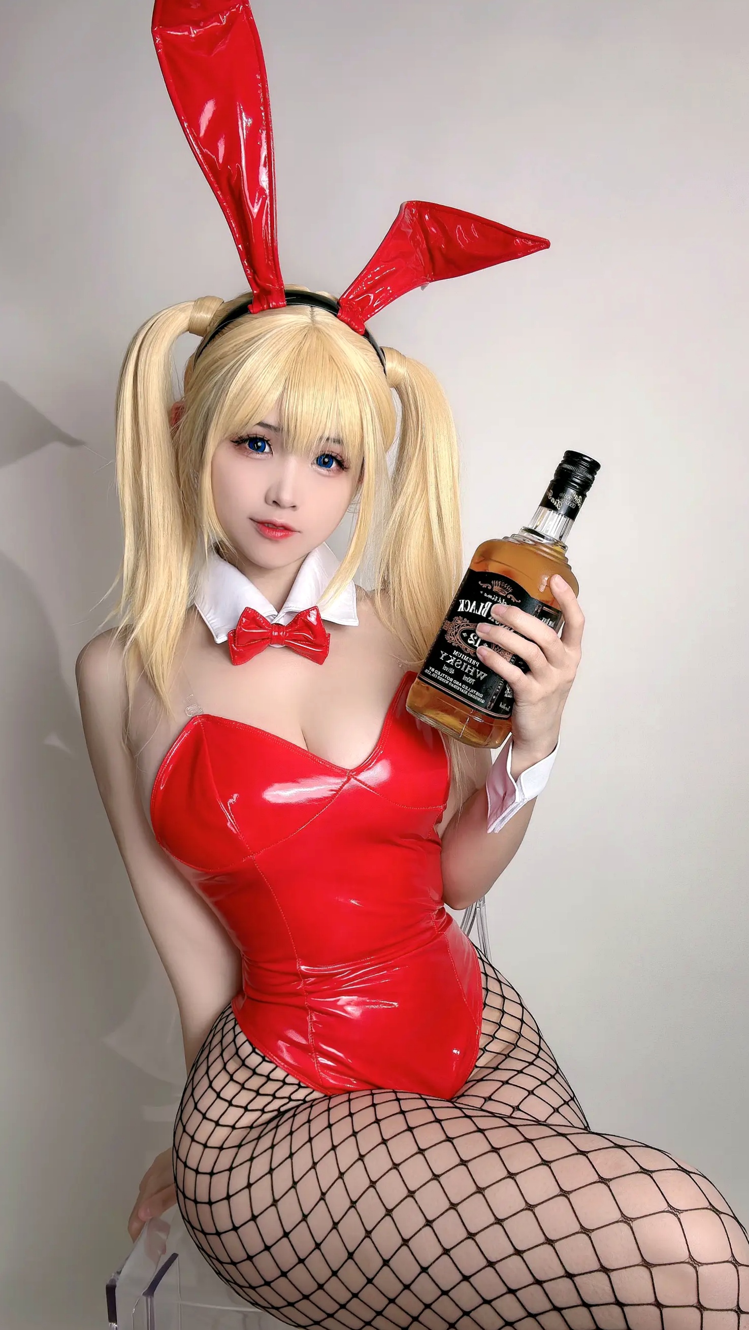 miko酱ww 2023年3月合集：百变女仆COS、清纯萌系私房与节日诱惑，极致身材尽显女神风采
