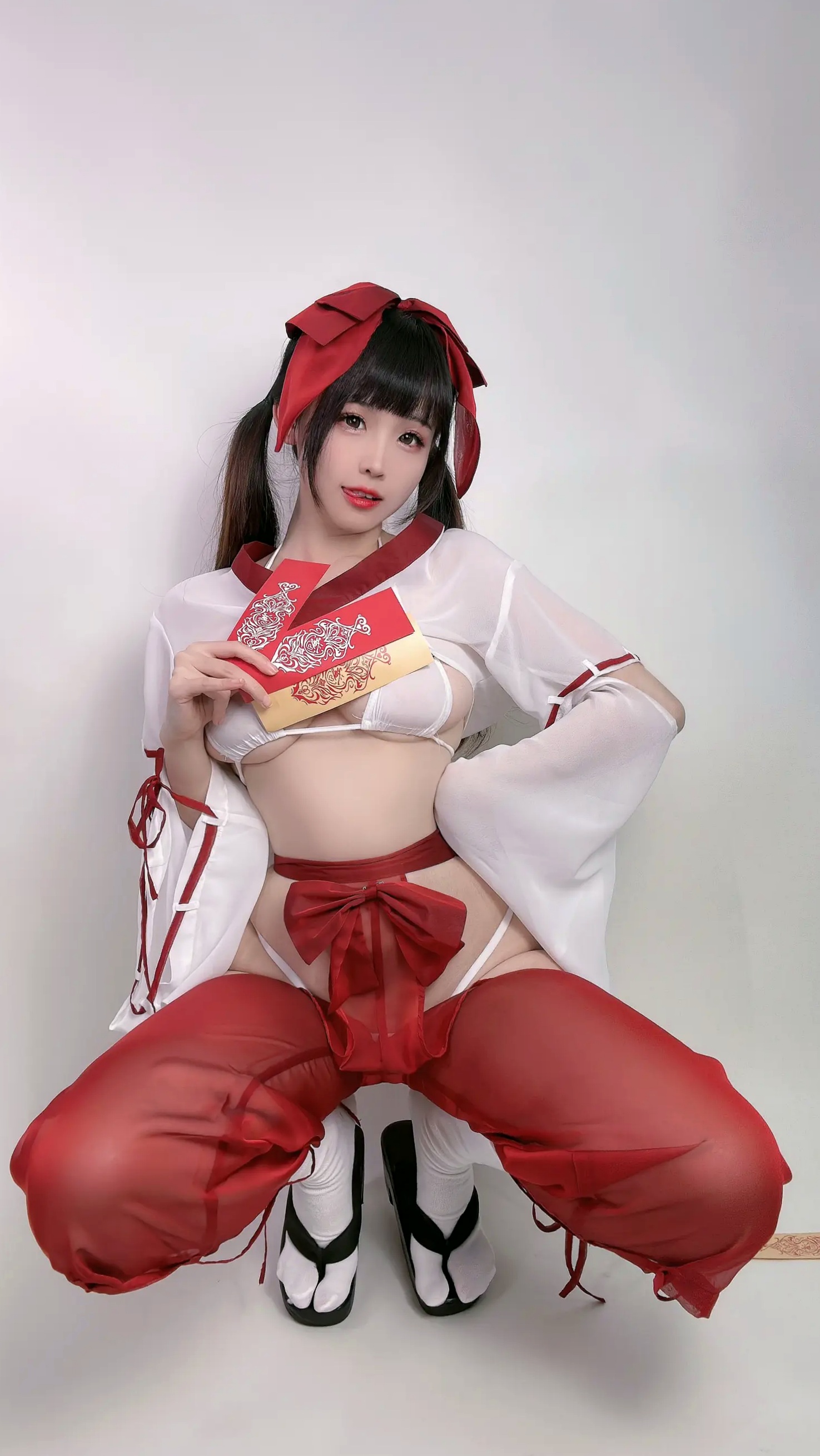 miko酱ww 2023年3月合集：百变女仆COS、清纯萌系私房与节日诱惑，极致身材尽显女神风采