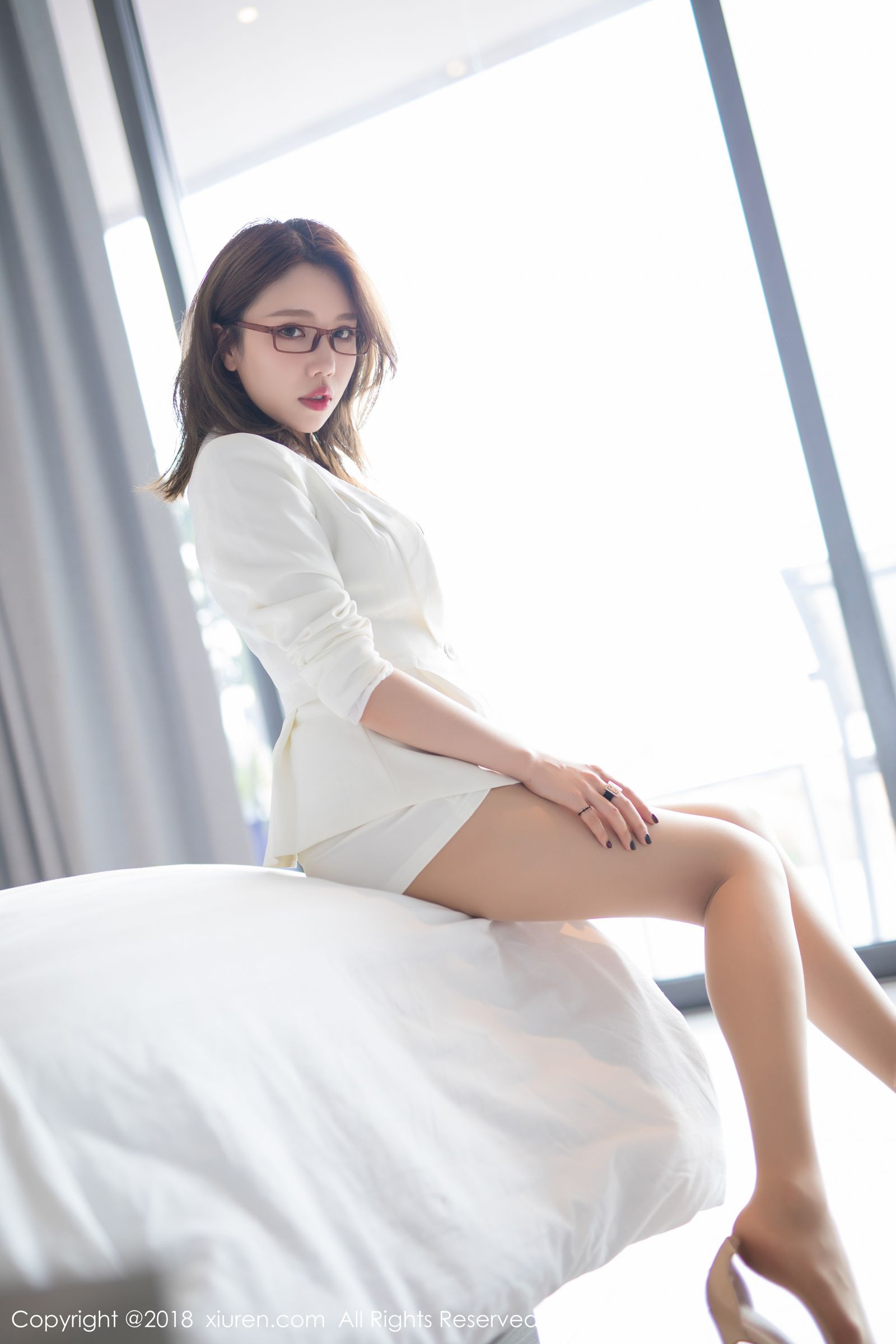 职场女神黄楽然 纯白制服事业线