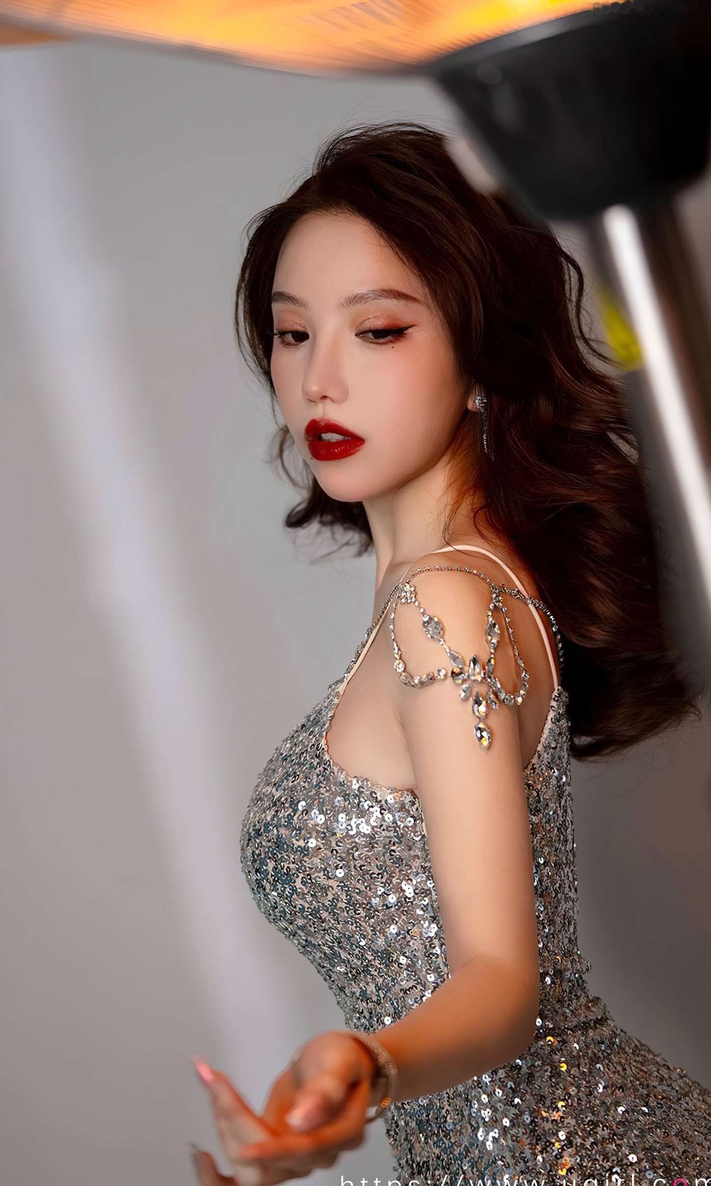 Gallery - UGirlsApp尤果圈 - Chiness Model 爱尤物 - Love Beauty -2765-妮小妖-《孤独欢喜》-闪耀亮片裙性感写真，烈焰红唇尽显惊艳高贵气质爱尤物 - Love Beauty 性感气质冷艳女神 妮小妖女神私房照_秀色女神 - image 20
