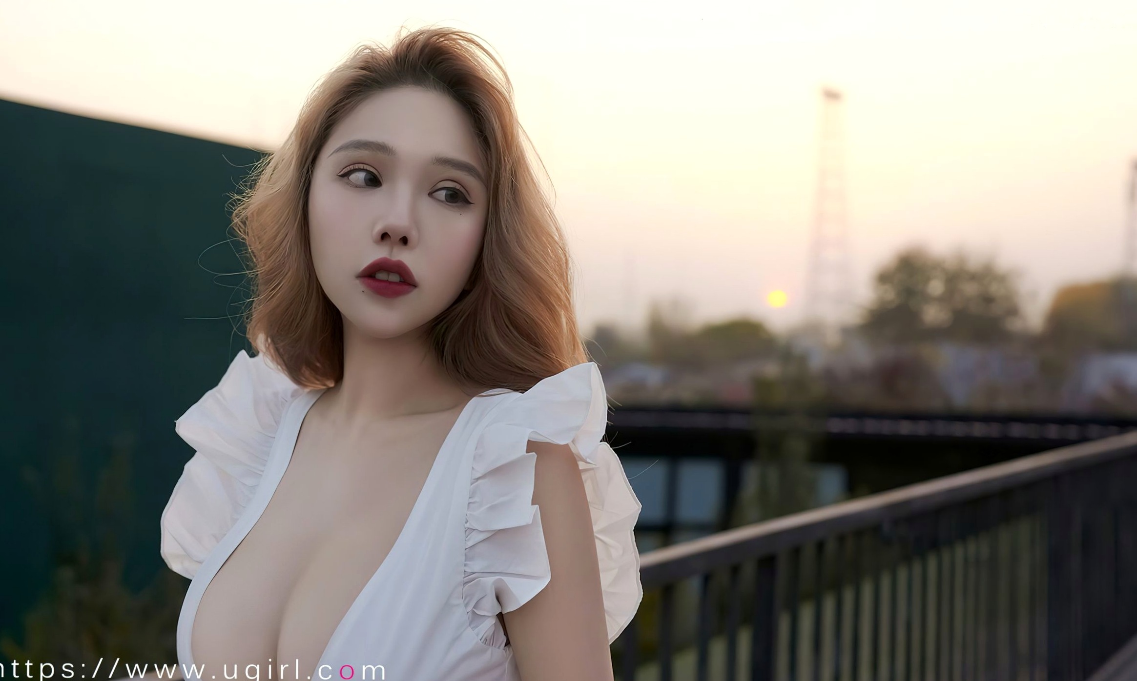 Gallery - 尤果圈 - Chiness Model 妮小妖《落花之愿》户外大尺度圣诞装，白色深V长裙展现性感诱惑与傲人身材爱尤物 - Love Beauty 性感诱惑女神户外尤物 妮小妖女神私房照_秀色女神 - image 31