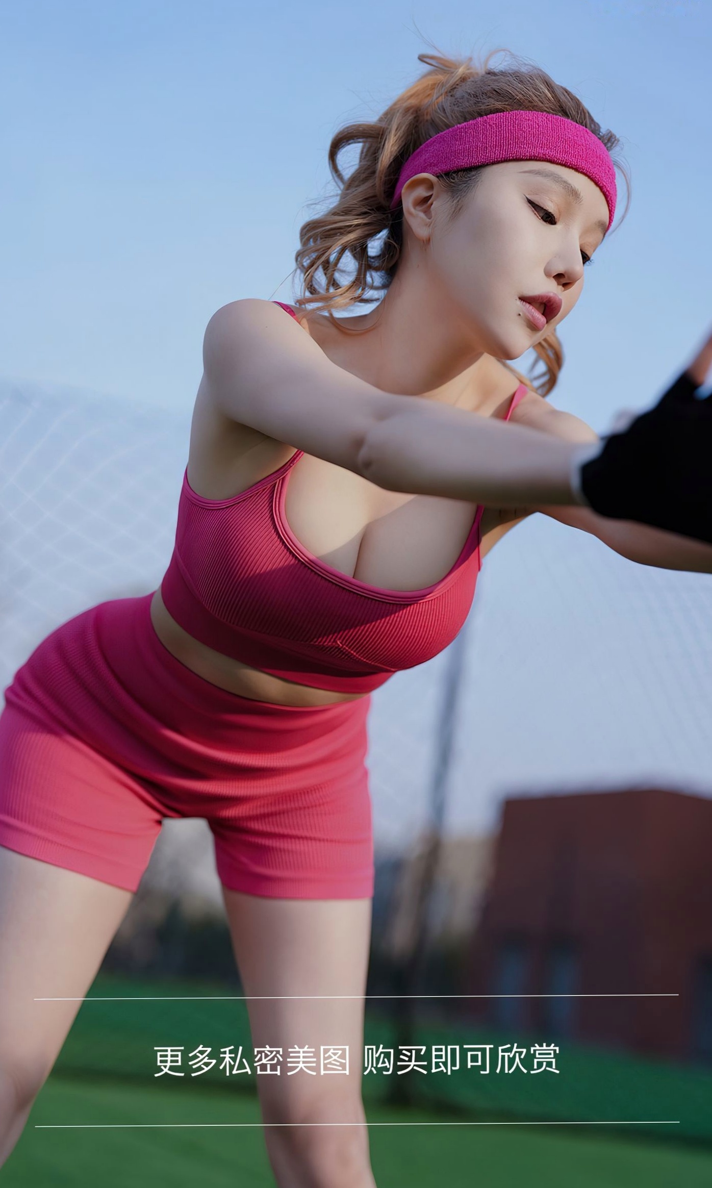 Gallery - UG尤果圈 - Chiness Model 妮小妖《热辣绿茵》运动健身私房照，粉色运动装户外草地塑形秀出火辣身材与迷人曲线爱尤物 - Love Beauty 尤果网 - Chiness Model 户外尤物性感诱惑 妮小妖女神私房照_秀色女神 - image 11