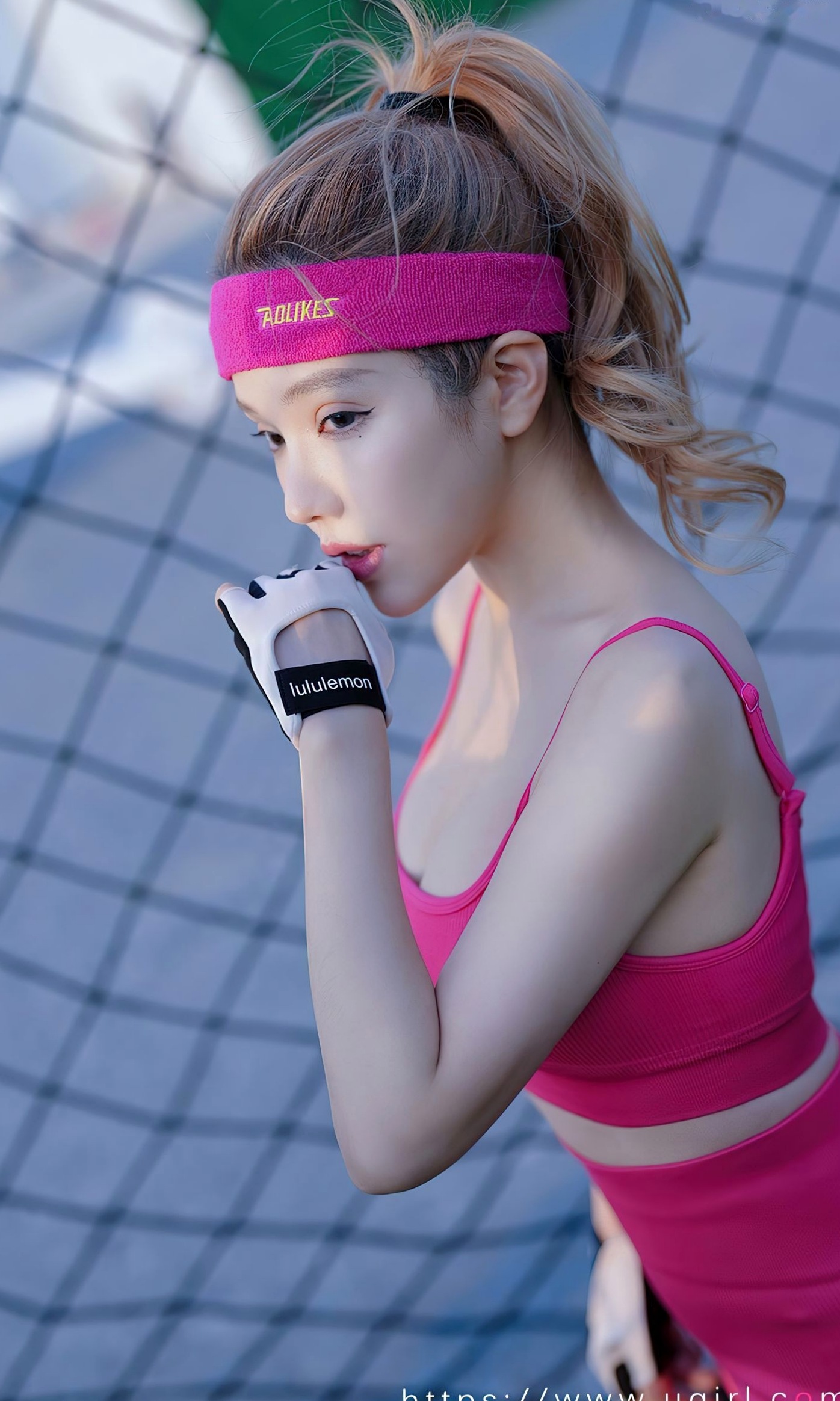 Gallery - UG尤果圈 - Chiness Model 妮小妖《热辣绿茵》运动健身私房照，粉色运动装户外草地塑形秀出火辣身材与迷人曲线爱尤物 - Love Beauty 尤果网 - Chiness Model 户外尤物性感诱惑 妮小妖女神私房照_秀色女神 - image 15