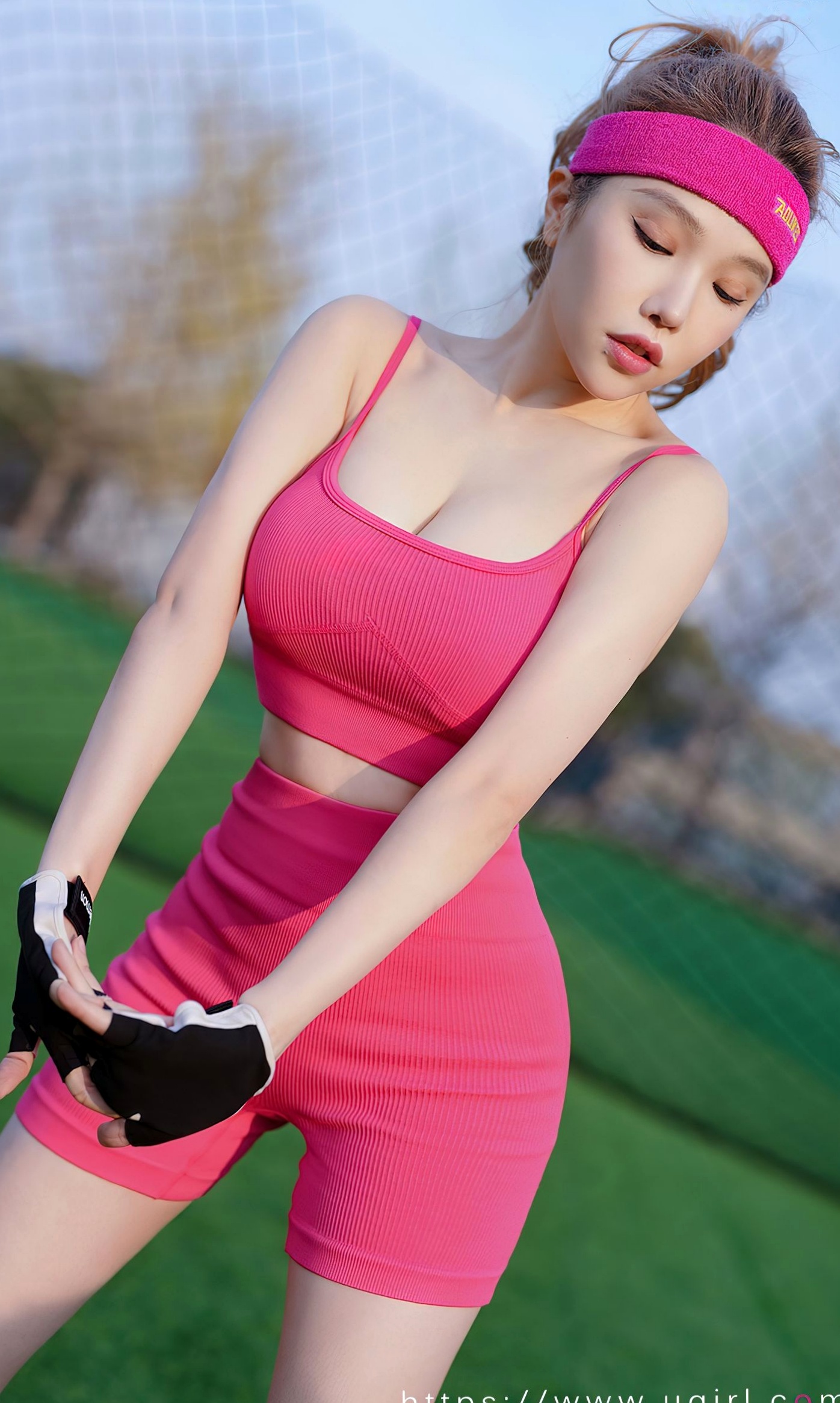 Gallery - UG尤果圈 - Chiness Model 妮小妖《热辣绿茵》运动健身私房照，粉色运动装户外草地塑形秀出火辣身材与迷人曲线爱尤物 - Love Beauty 尤果网 - Chiness Model 户外尤物性感诱惑 妮小妖女神私房照_秀色女神 - image 17