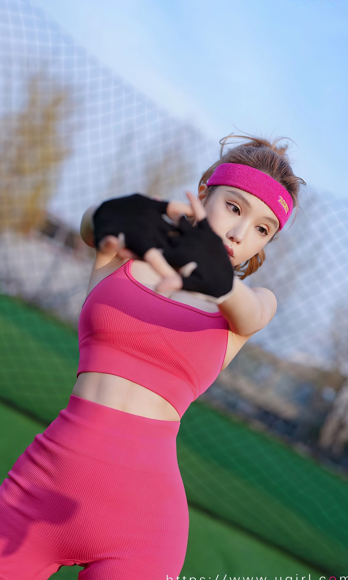 Gallery - UG尤果圈 - Chiness Model 妮小妖《热辣绿茵》运动健身私房照，粉色运动装户外草地塑形秀出火辣身材与迷人曲线爱尤物 - Love Beauty 尤果网 - Chiness Model 户外尤物性感诱惑 妮小妖女神私房照_秀色女神 - image 19
