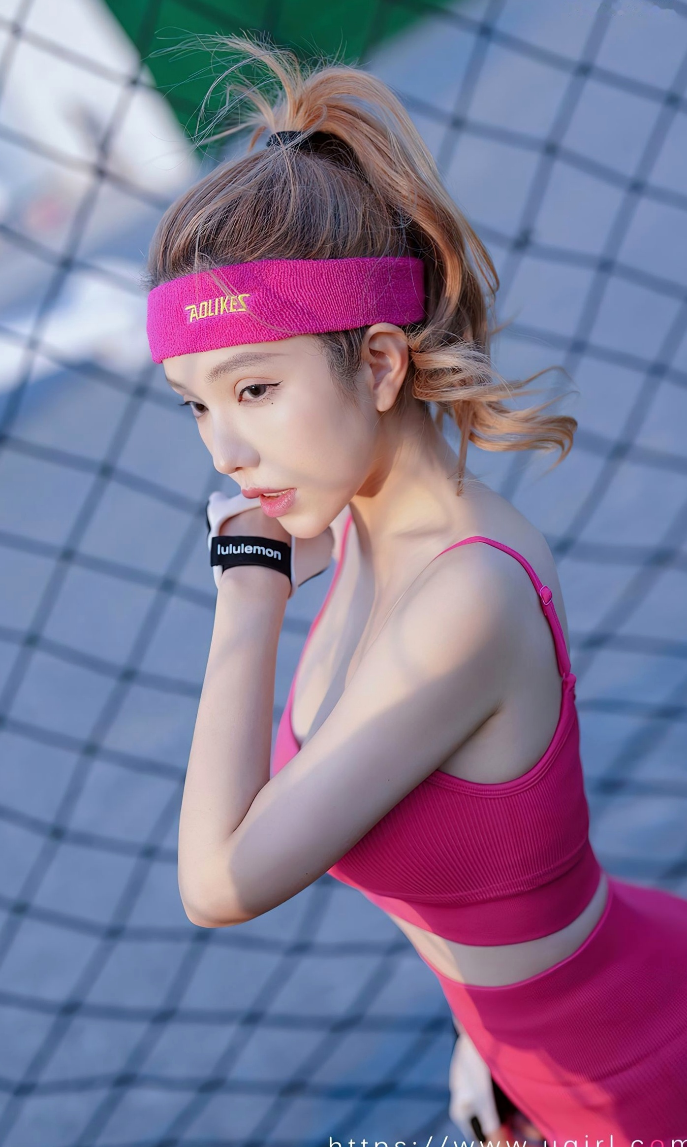 Gallery - UG尤果圈 - Chiness Model 妮小妖《热辣绿茵》运动健身私房照，粉色运动装户外草地塑形秀出火辣身材与迷人曲线爱尤物 - Love Beauty 尤果网 - Chiness Model 户外尤物性感诱惑 妮小妖女神私房照_秀色女神 - image 23