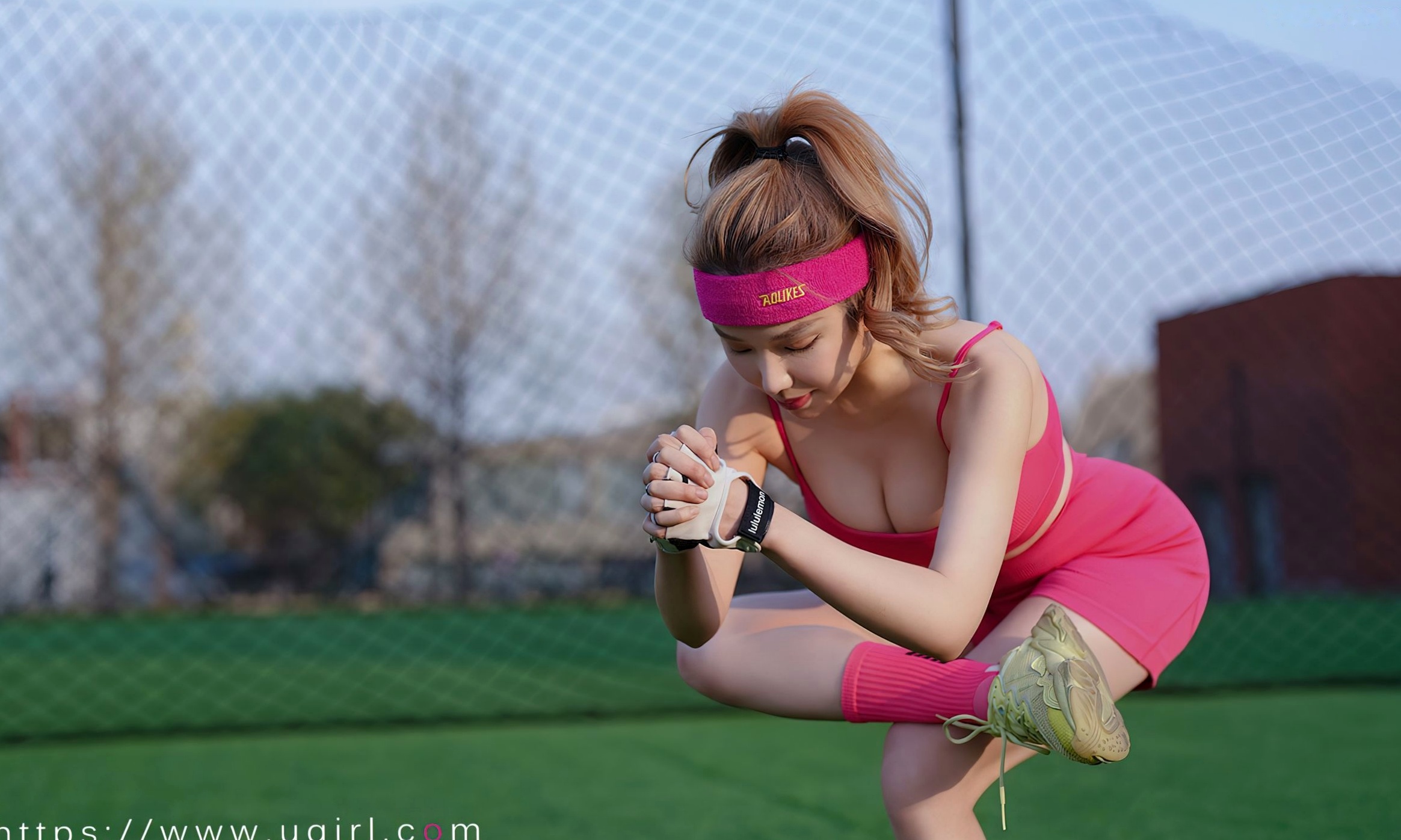 Gallery - UG尤果圈 - Chiness Model 妮小妖《热辣绿茵》运动健身私房照，粉色运动装户外草地塑形秀出火辣身材与迷人曲线爱尤物 - Love Beauty 尤果网 - Chiness Model 户外尤物性感诱惑 妮小妖女神私房照_秀色女神 - image 31