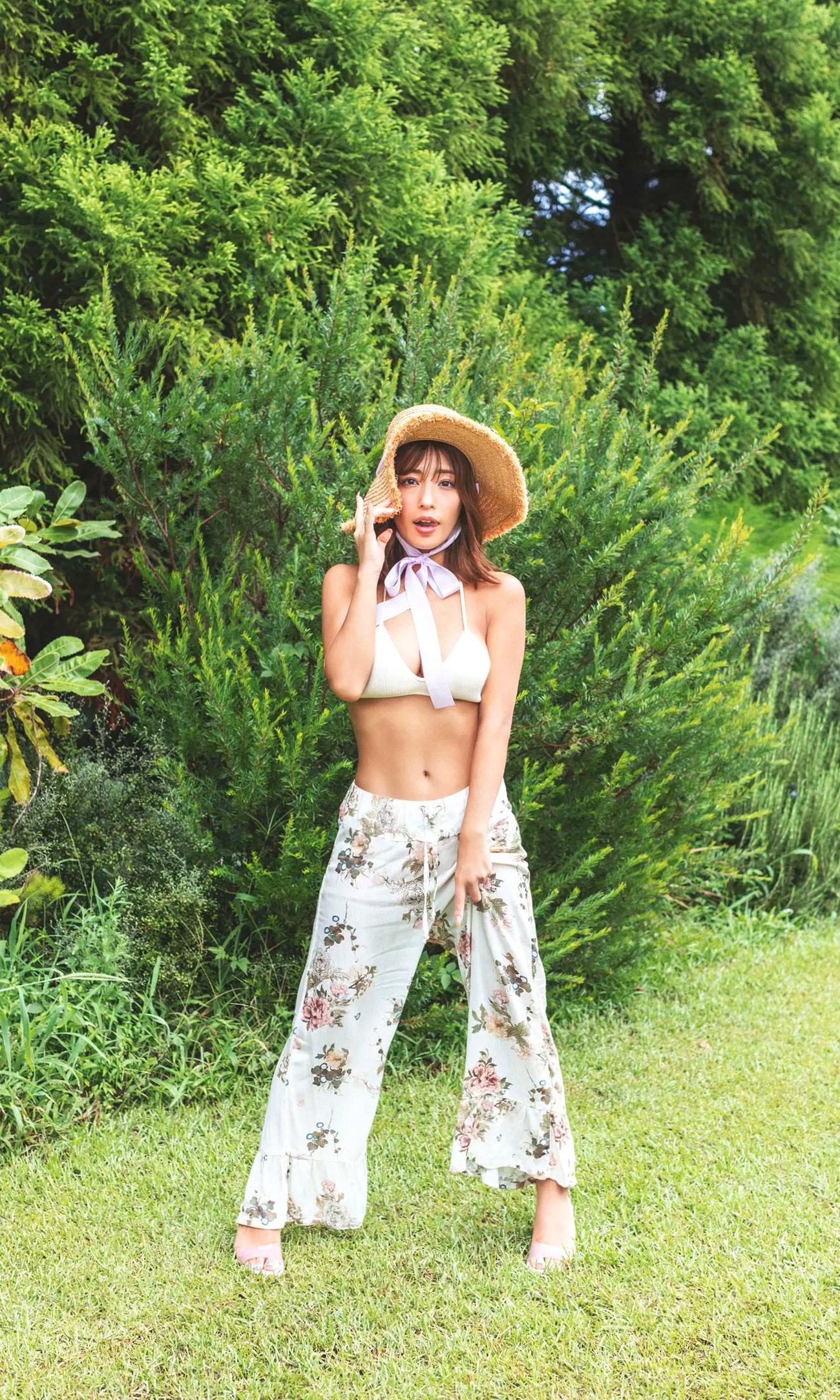桥本梨菜 - 被写真爱着的女神 小麦色性感泳池比基尼写真 [70P]