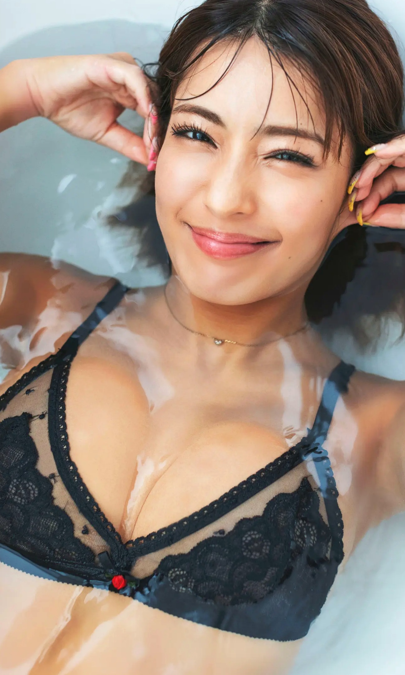桥本梨菜 - 被写真爱着的女神 小麦色性感泳池比基尼写真 [70P]