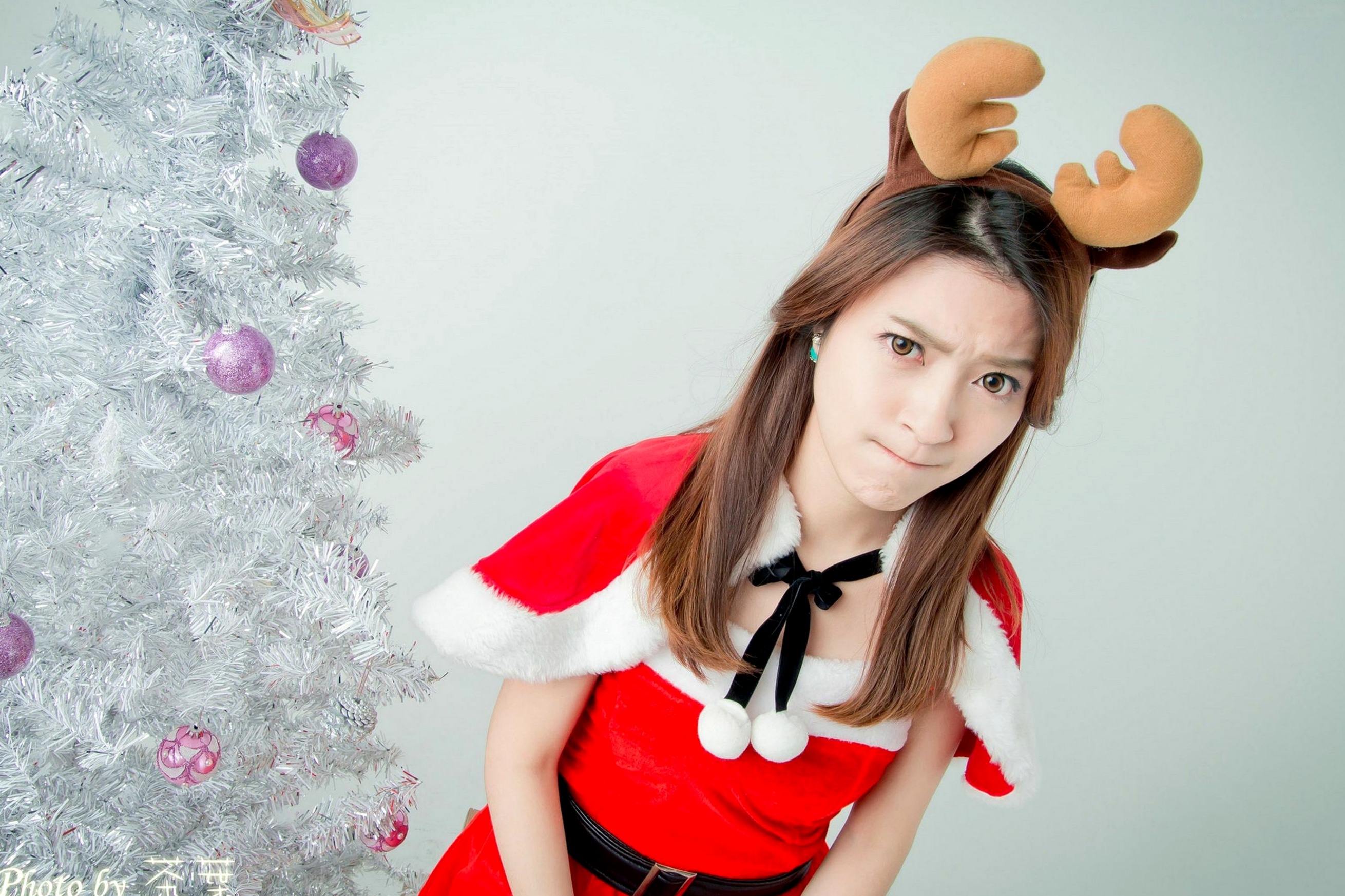 Gallery - 台湾正妹李思娴圣诞萌妹写真，红白诱惑圣诞装与驯鹿Cosplay，清纯可爱治愈系唯美风格，节日氛围感女神套图台湾清纯萌系角色扮演治愈系 李思娴女神私房照_秀色女神 - image 6