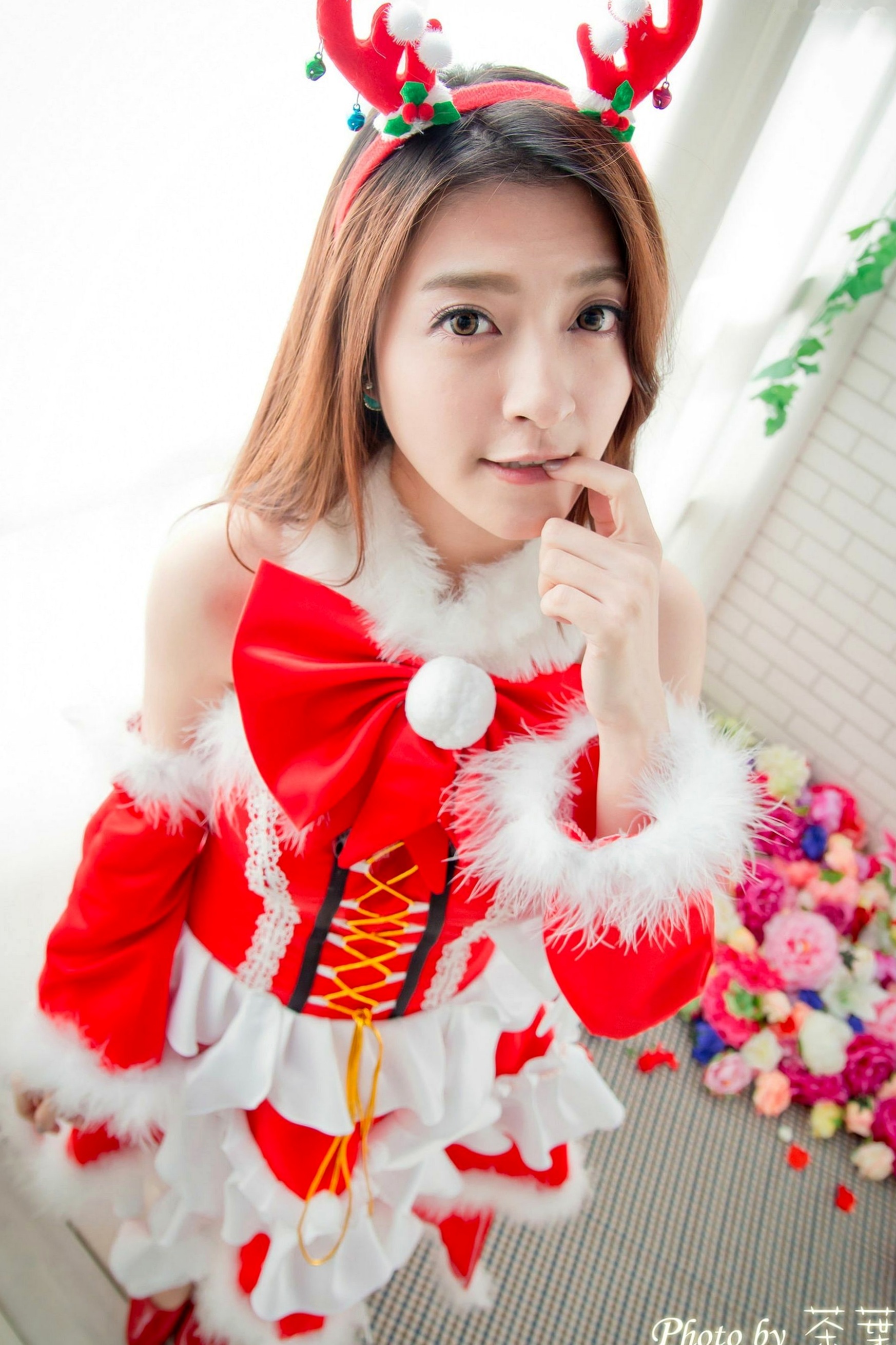 Gallery - 台湾正妹李思娴圣诞萌妹写真，红白诱惑圣诞装与驯鹿Cosplay，清纯可爱治愈系唯美风格，节日氛围感女神套图台湾清纯萌系角色扮演治愈系 李思娴女神私房照_秀色女神 - image 12