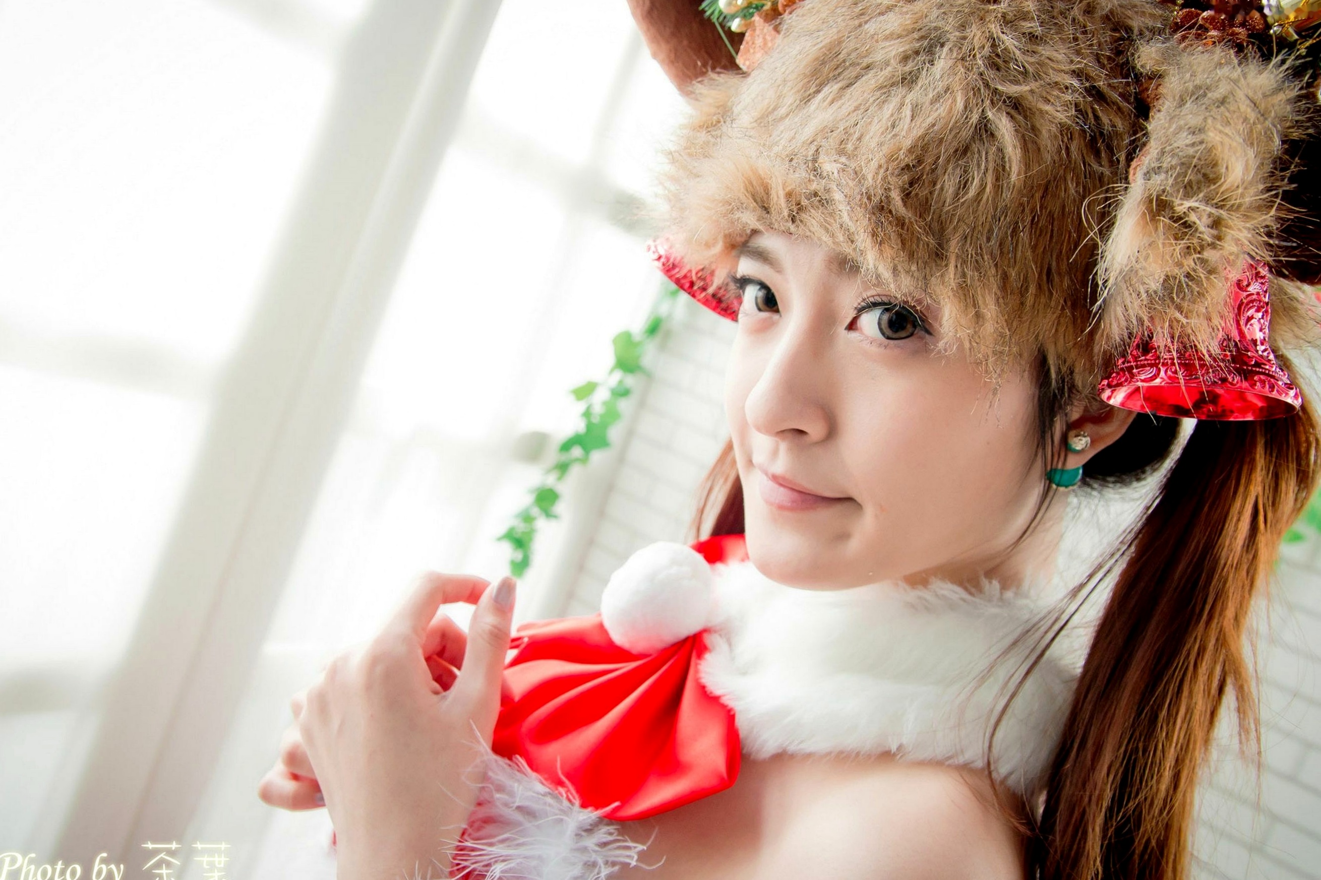 Gallery - 台湾正妹李思娴圣诞萌妹写真，红白诱惑圣诞装与驯鹿Cosplay，清纯可爱治愈系唯美风格，节日氛围感女神套图台湾清纯萌系角色扮演治愈系 李思娴女神私房照_秀色女神 - image 16