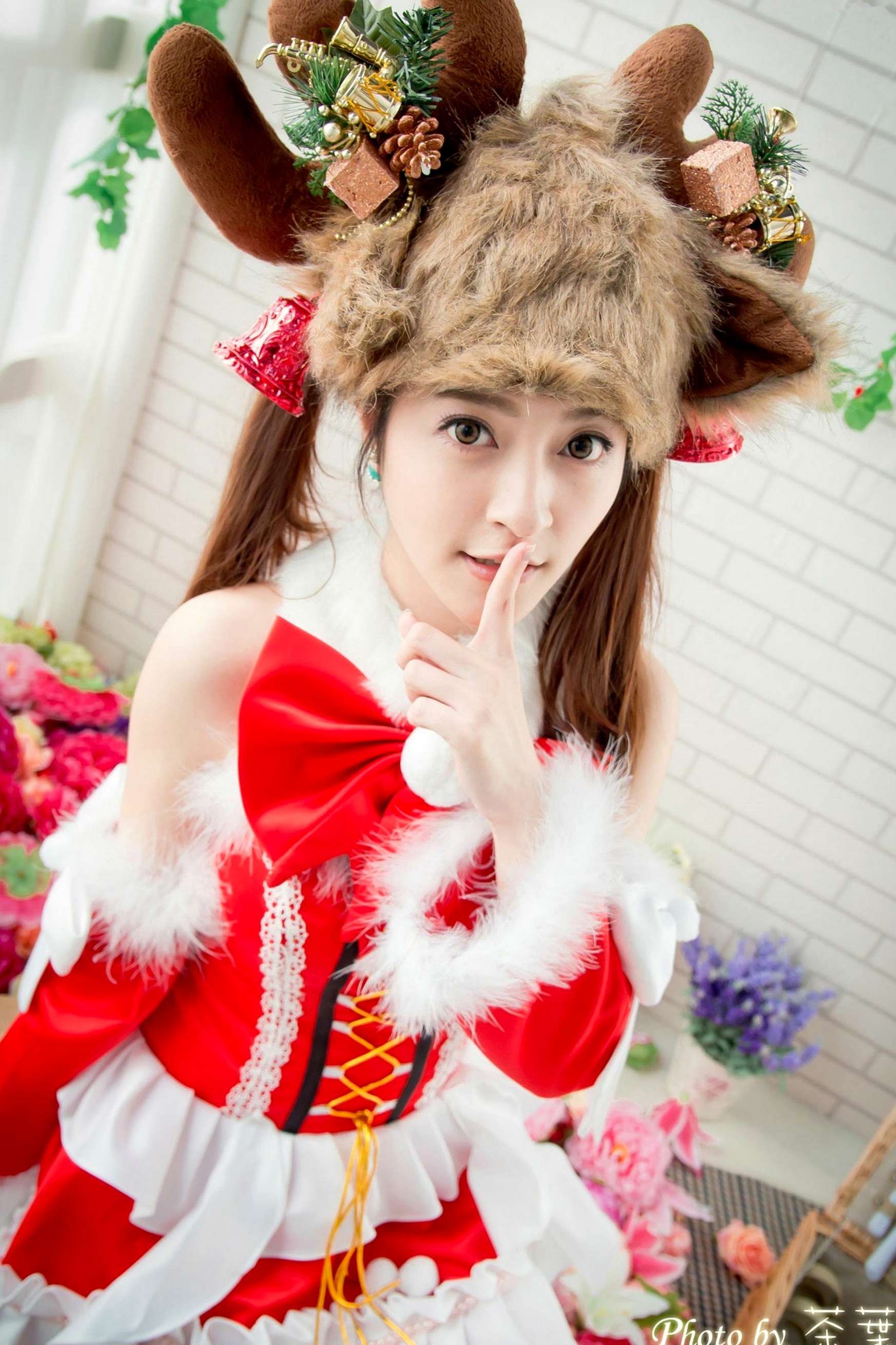 Gallery - 台湾正妹李思娴圣诞萌妹写真，红白诱惑圣诞装与驯鹿Cosplay，清纯可爱治愈系唯美风格，节日氛围感女神套图台湾清纯萌系角色扮演治愈系 李思娴女神私房照_秀色女神 - image 17