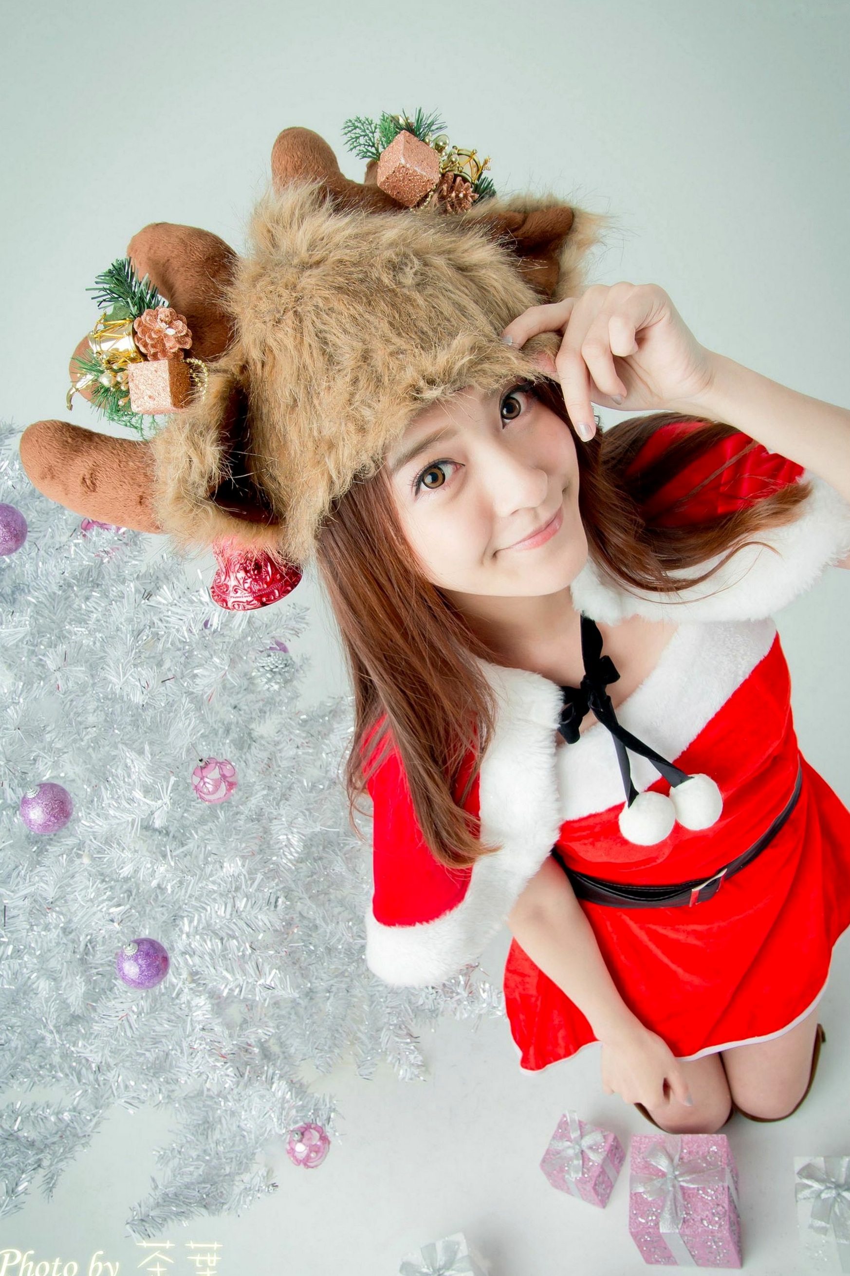 Gallery - 台湾正妹李思娴圣诞萌妹写真，红白诱惑圣诞装与驯鹿Cosplay，清纯可爱治愈系唯美风格，节日氛围感女神套图台湾清纯萌系角色扮演治愈系 李思娴女神私房照_秀色女神 - image 29