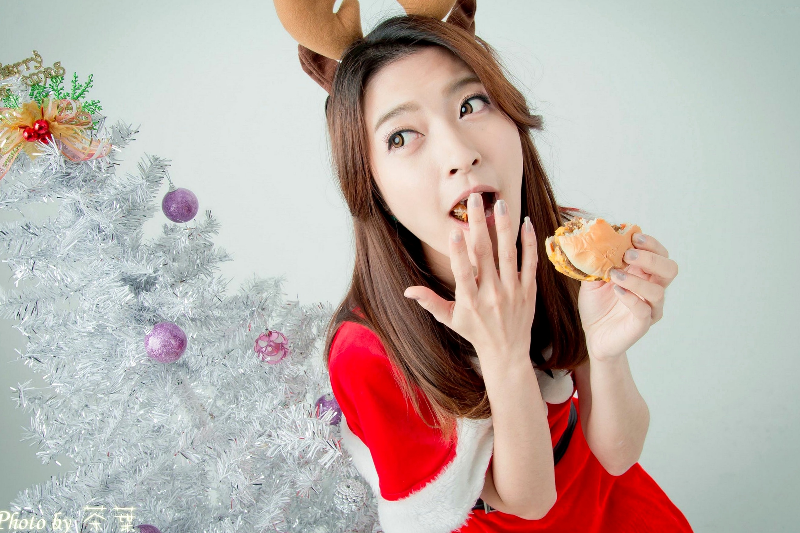 Gallery - 台湾正妹李思娴圣诞萌妹写真，红白诱惑圣诞装与驯鹿Cosplay，清纯可爱治愈系唯美风格，节日氛围感女神套图台湾清纯萌系角色扮演治愈系 李思娴女神私房照_秀色女神 - image 34