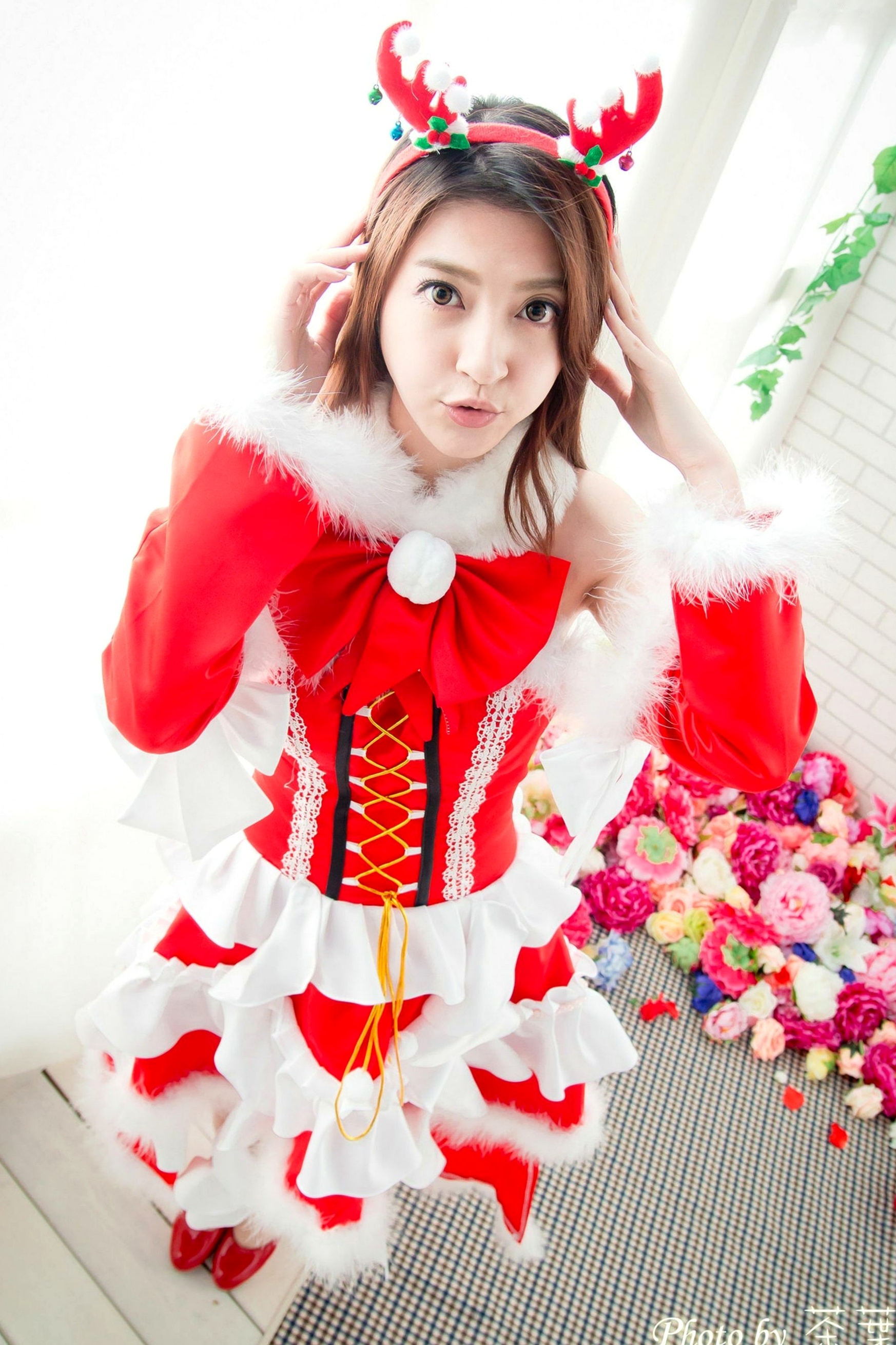 Gallery - 台湾正妹李思娴圣诞萌妹写真，红白诱惑圣诞装与驯鹿Cosplay，清纯可爱治愈系唯美风格，节日氛围感女神套图台湾清纯萌系角色扮演治愈系 李思娴女神私房照_秀色女神 - image 40